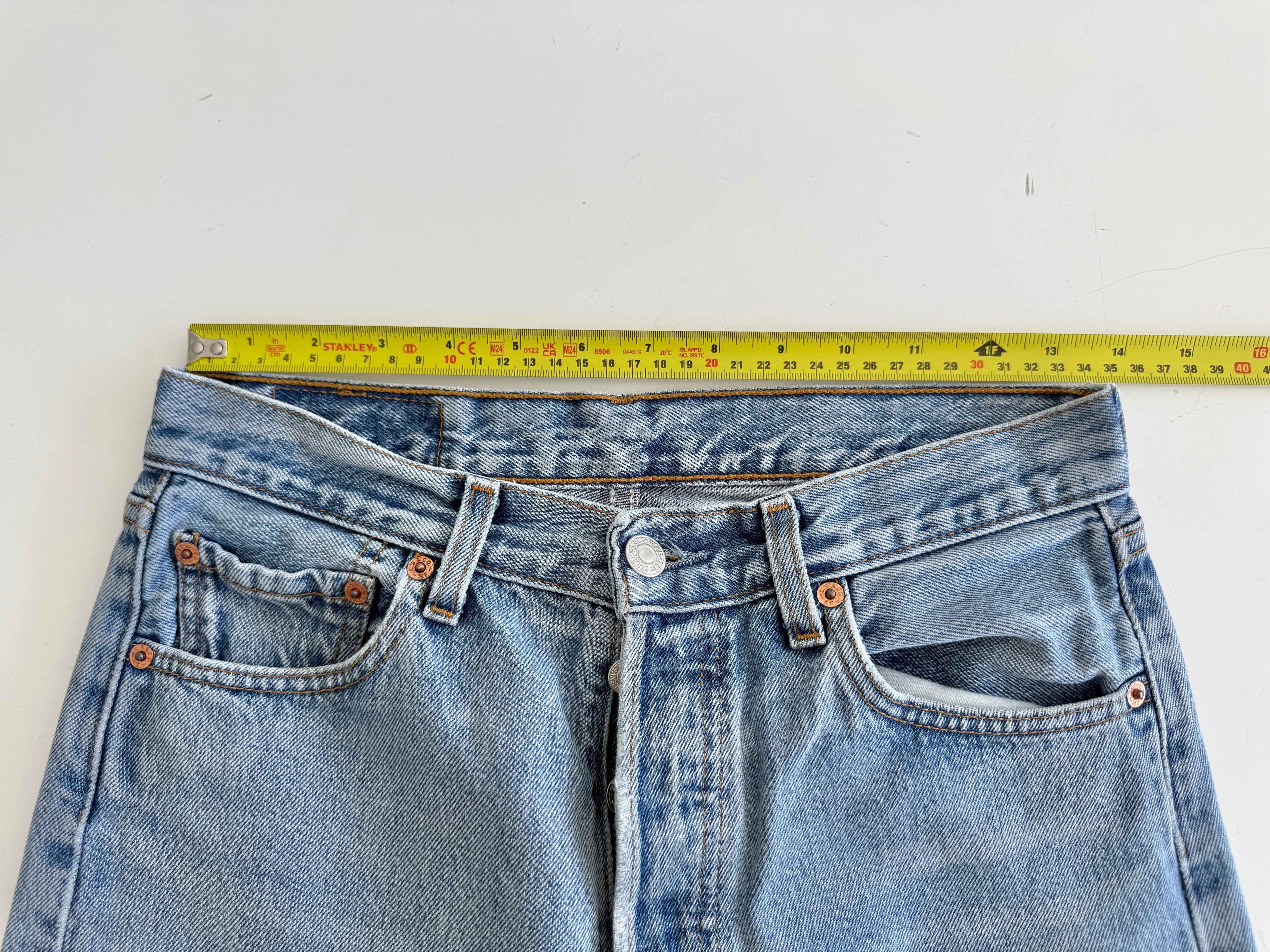 W27 L31 vintage Levis 501 27” measured waist light faded blue Y2K 501s