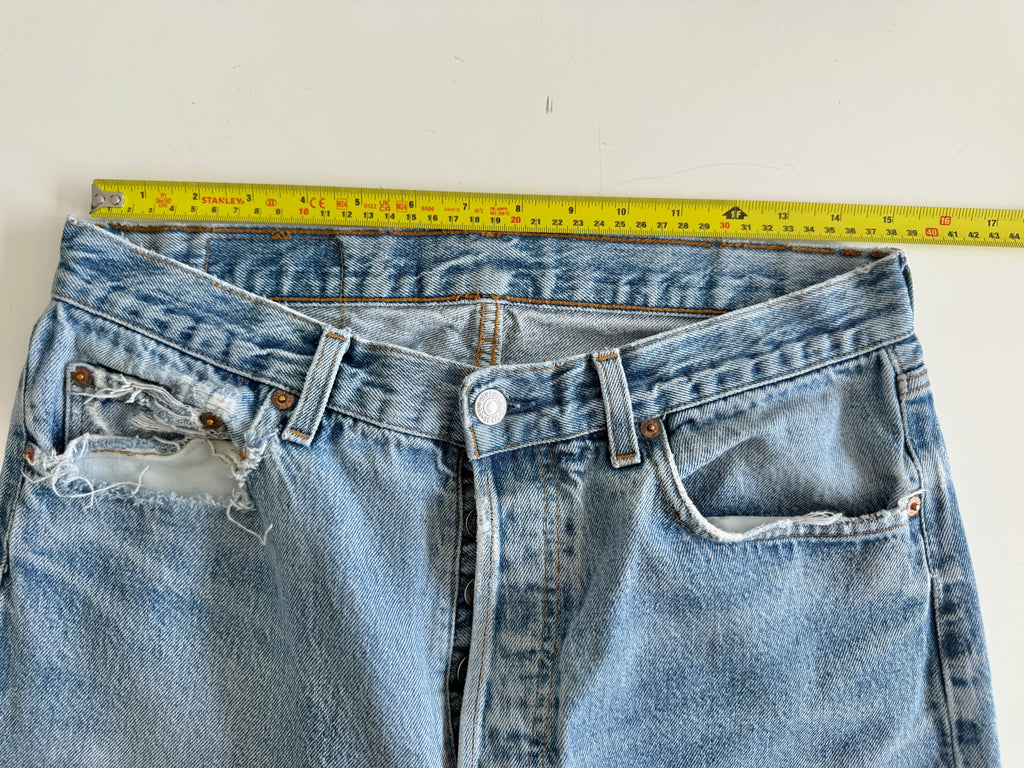 W31 L31 vintage Levis 501 30/31” measured waist light faded blue 80s 501s