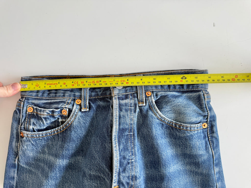 W27 L32 vintage Levis 501 26-27” measured dark blue denim made in 90s flare