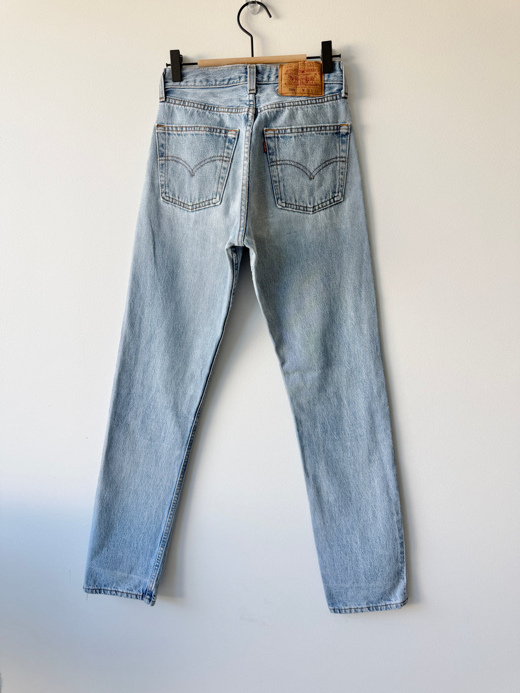 W25 L32 vintage Levis 501 medium light blue 24/25” measured waist 501s USA 90s for women tag