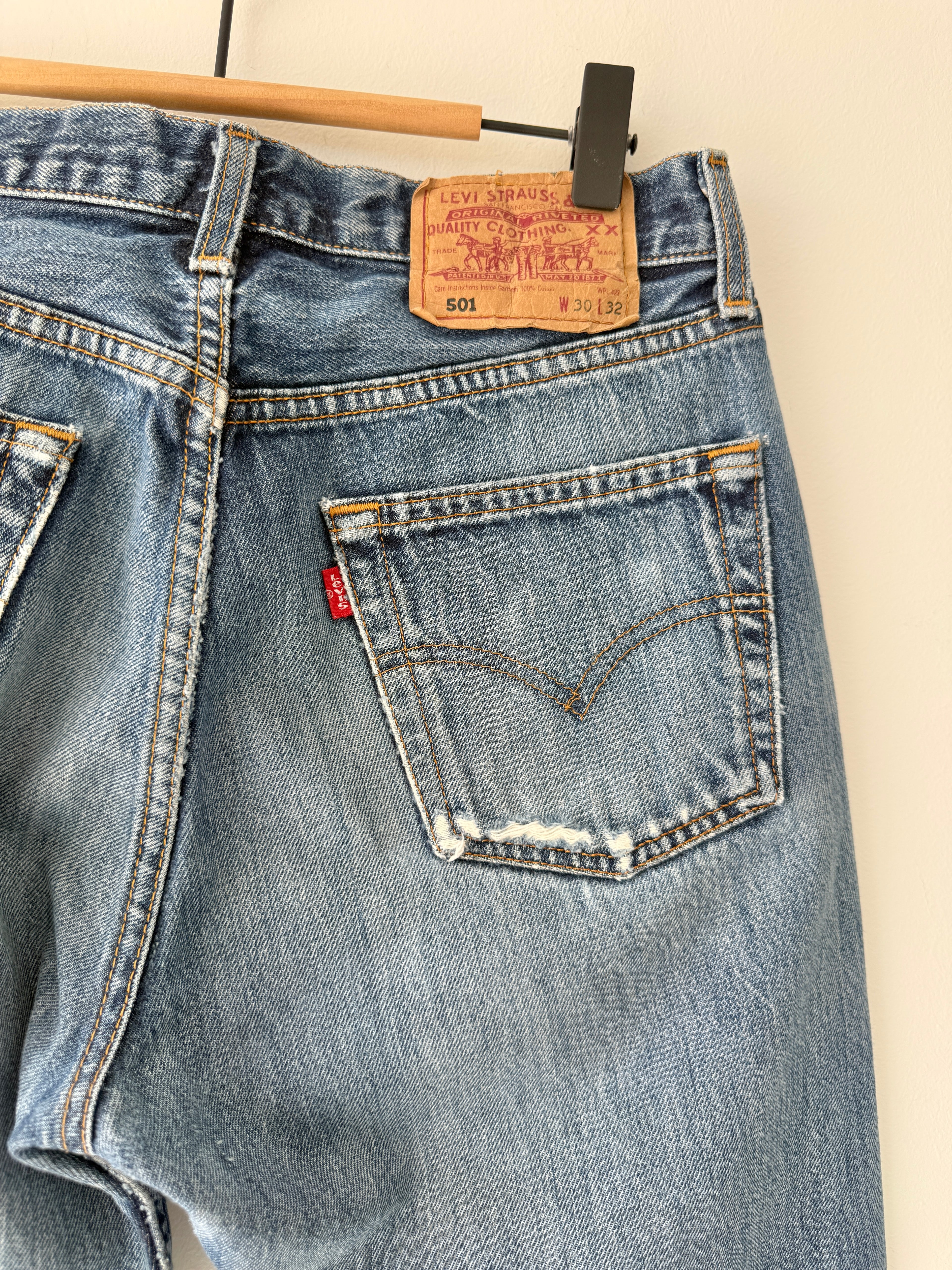 Soft W28 L31 vintage Levis 501 27/28” measured waist faded dark blue 501s 90s denim