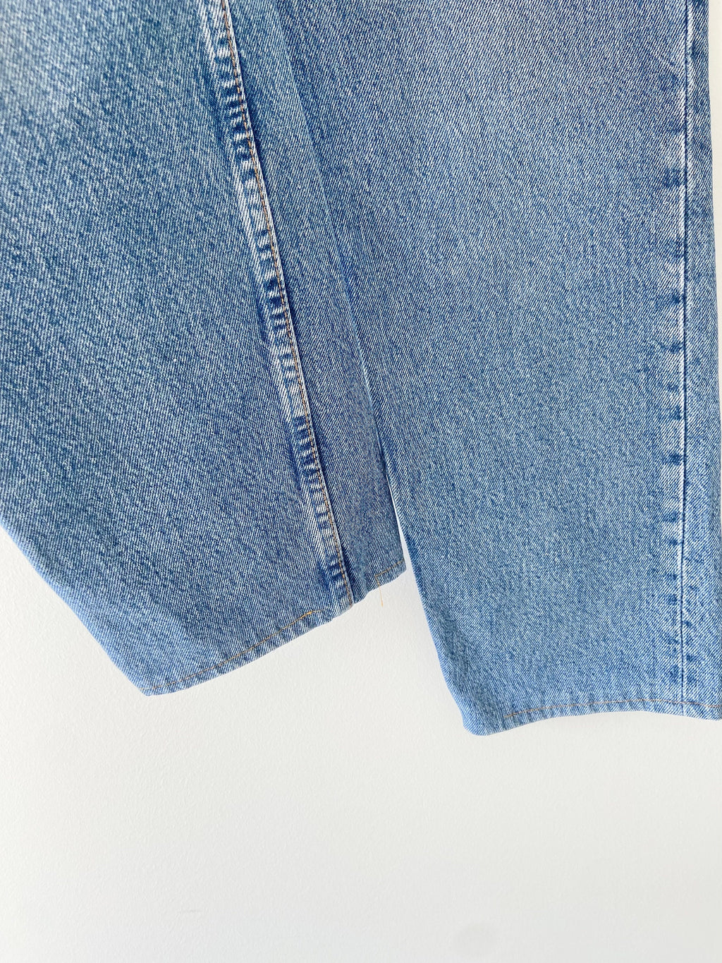 Vintage Levi’s 901  w26” L28” made in USA  Faded medium blue denim