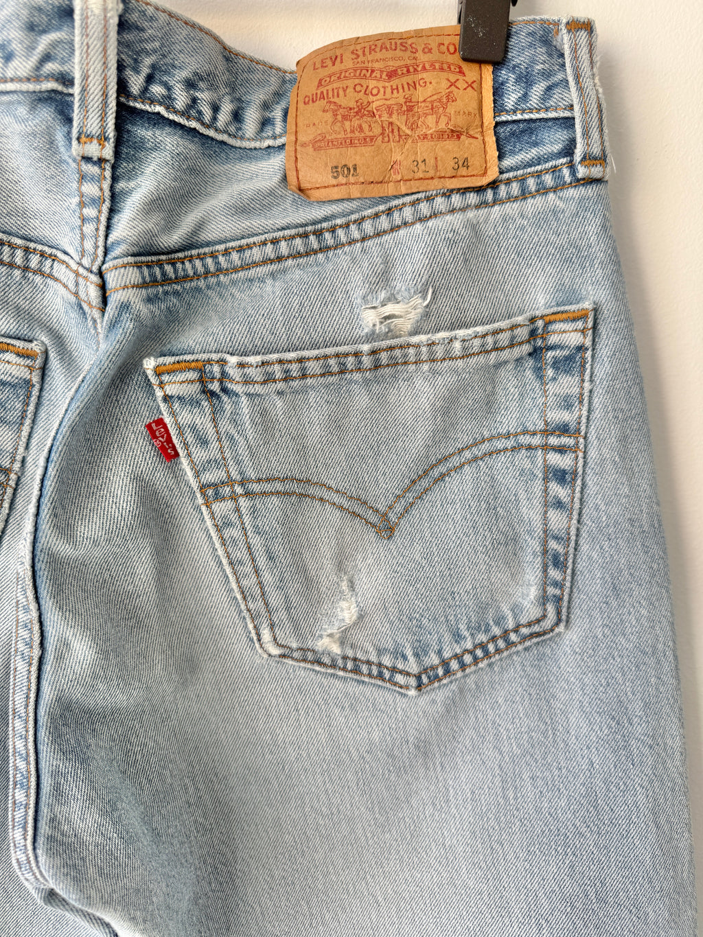 W29 L33 vintage Levis 501 29” measured light faded blue made in 90s