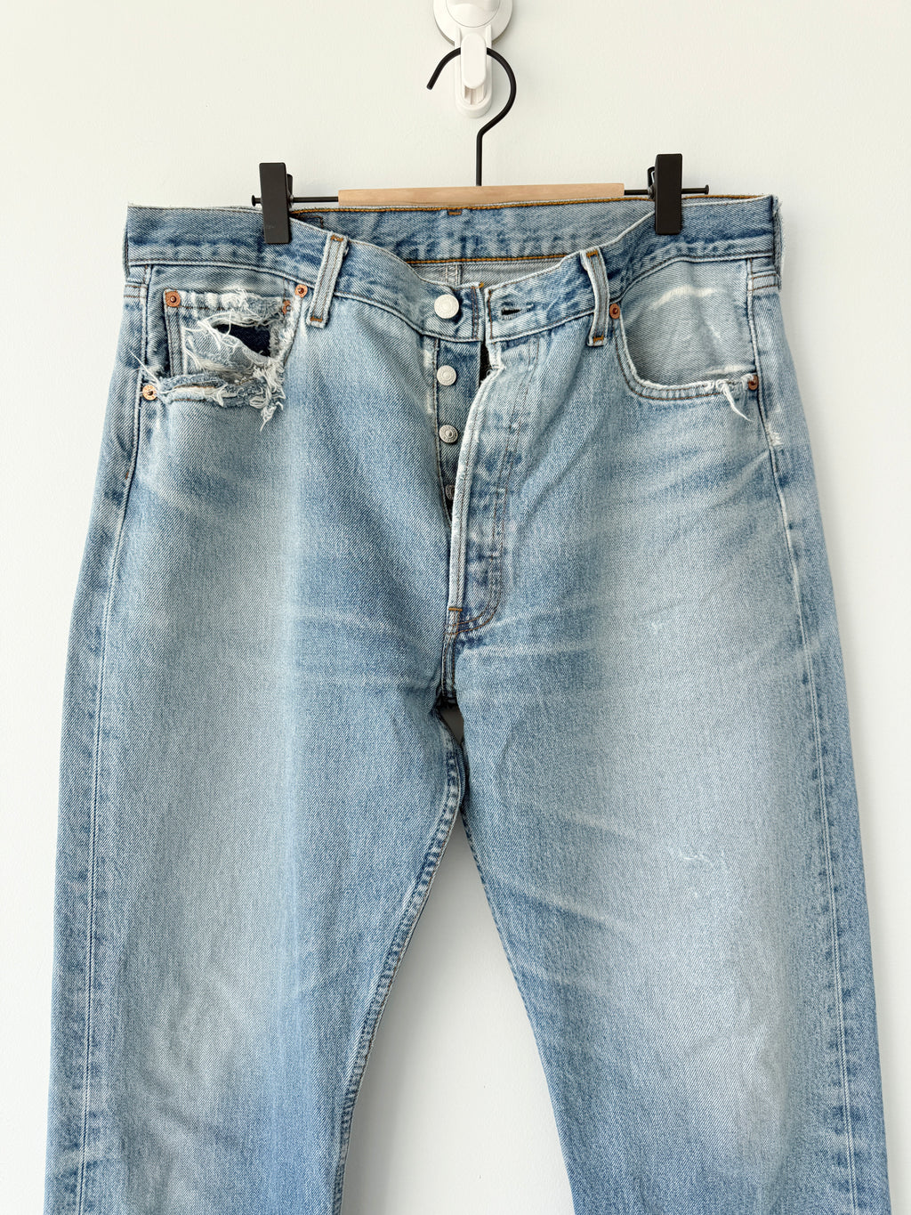 Soft W34 L30 vintage Levis 501 32-34” measured light medium blue faded denim Y2K 501s