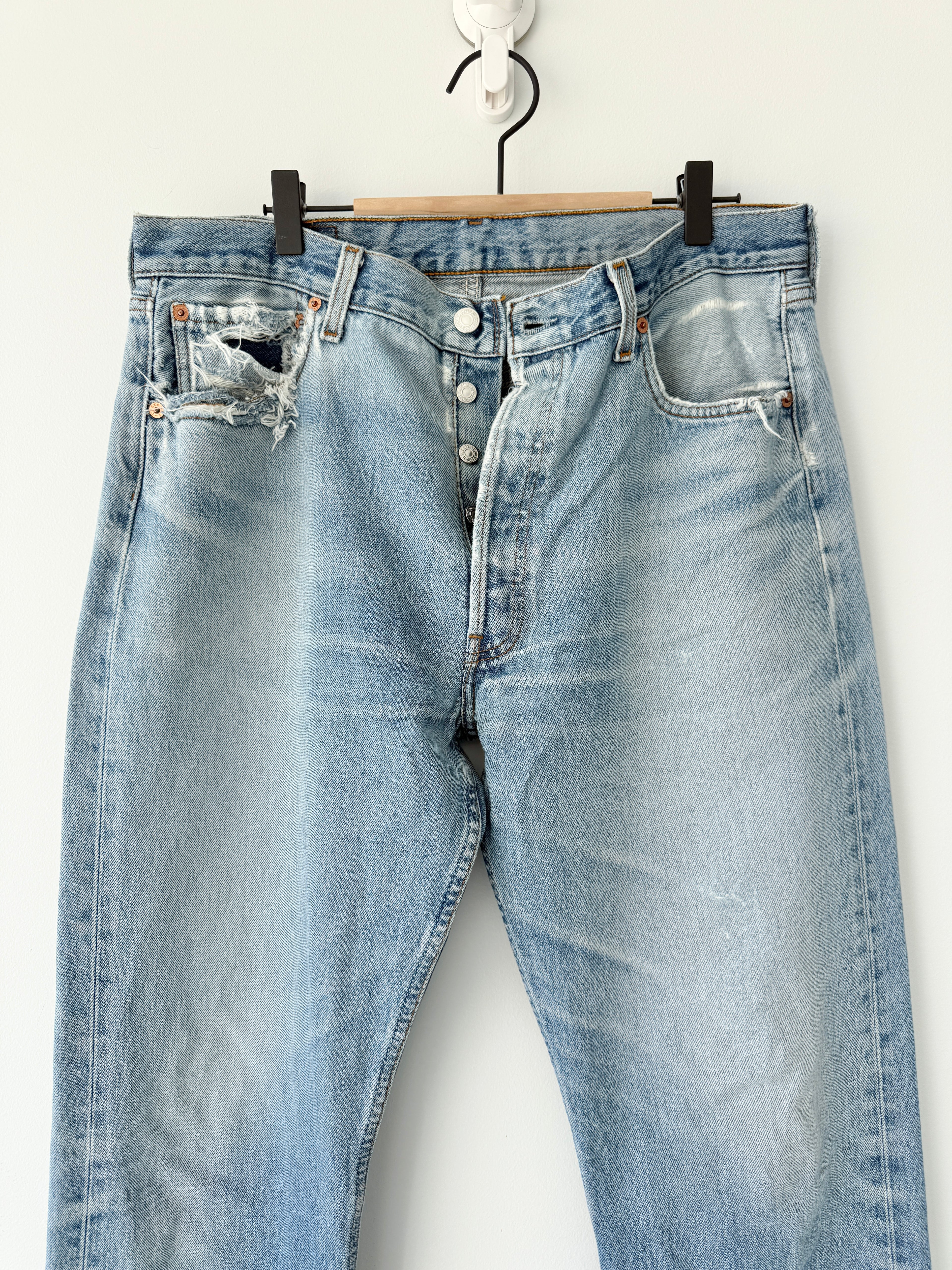 Soft W34 L30 vintage Levis 501 32-34” measured light medium blue faded denim Y2K 501s