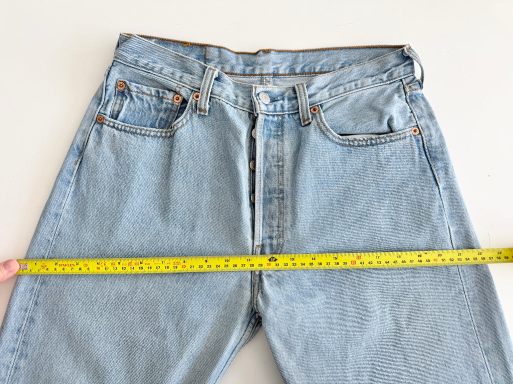 W29 L33 vintage Levis 501 29” measured light blue faded 90s denim Levi’s 501s