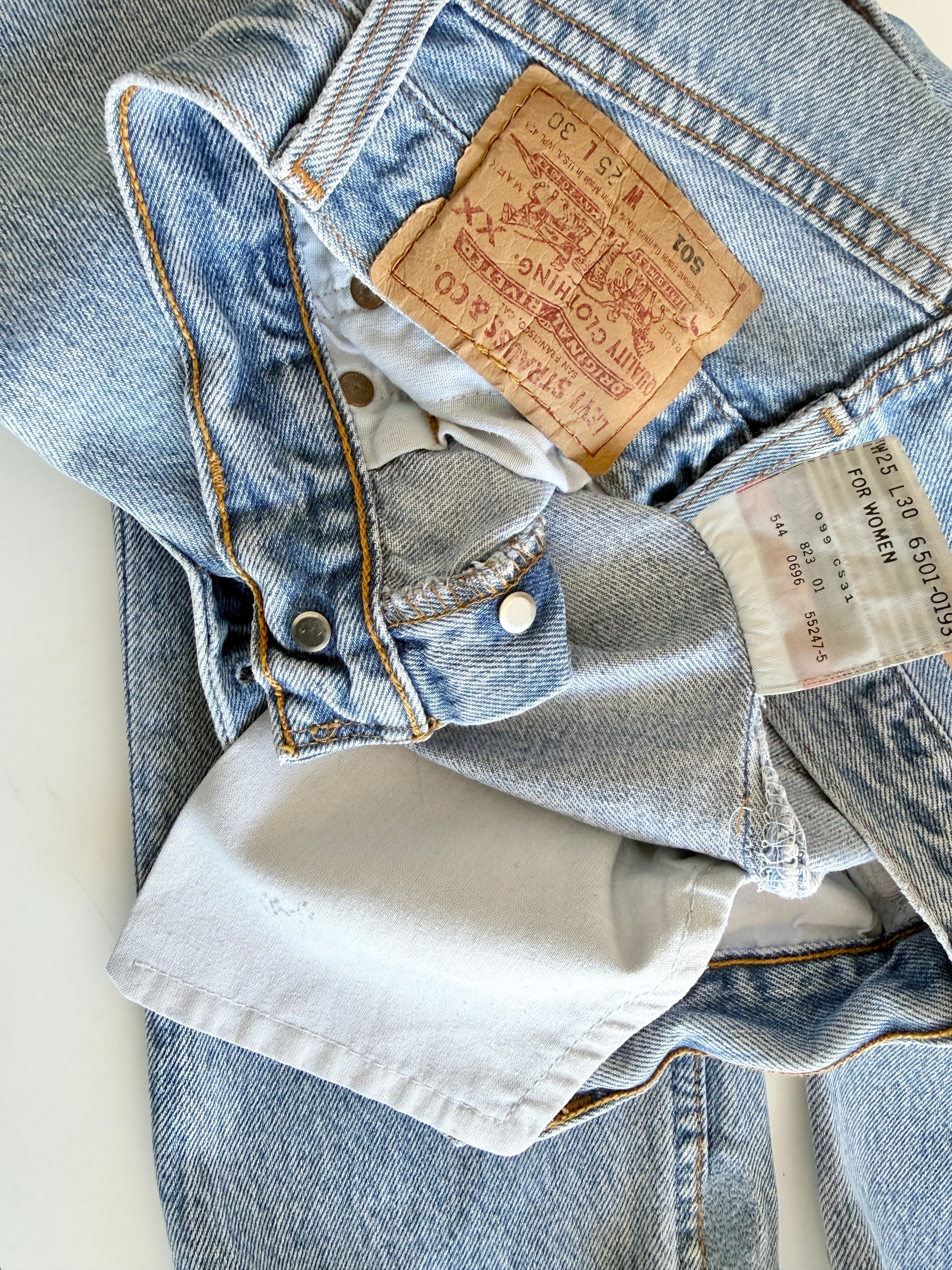 W23 L30 vintage Levis 501s 22/23” light medium blue Levi’s 501s 90s