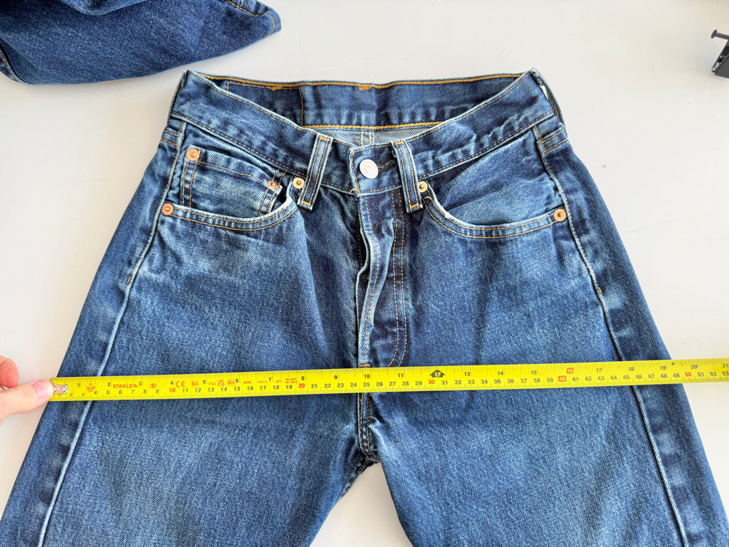 Soft W24 L30 vintage Levis 501s 23-24” measured dark indigo blue Y2K Levi’s 501s