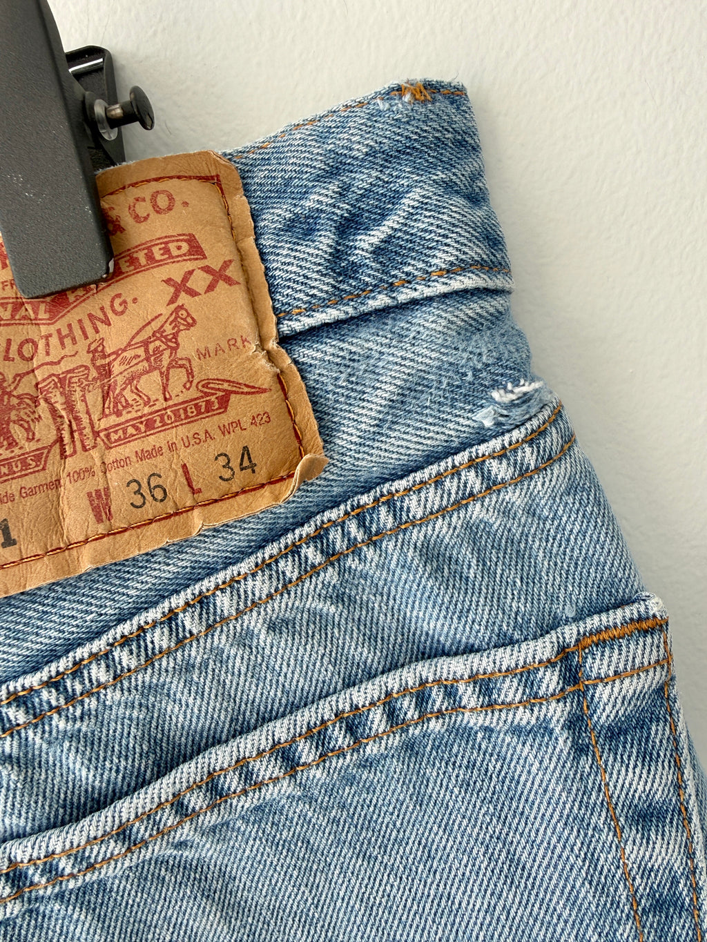 W33 L32 vintage Levis 501 32/33” measured waist medium blue 90s USA  501s