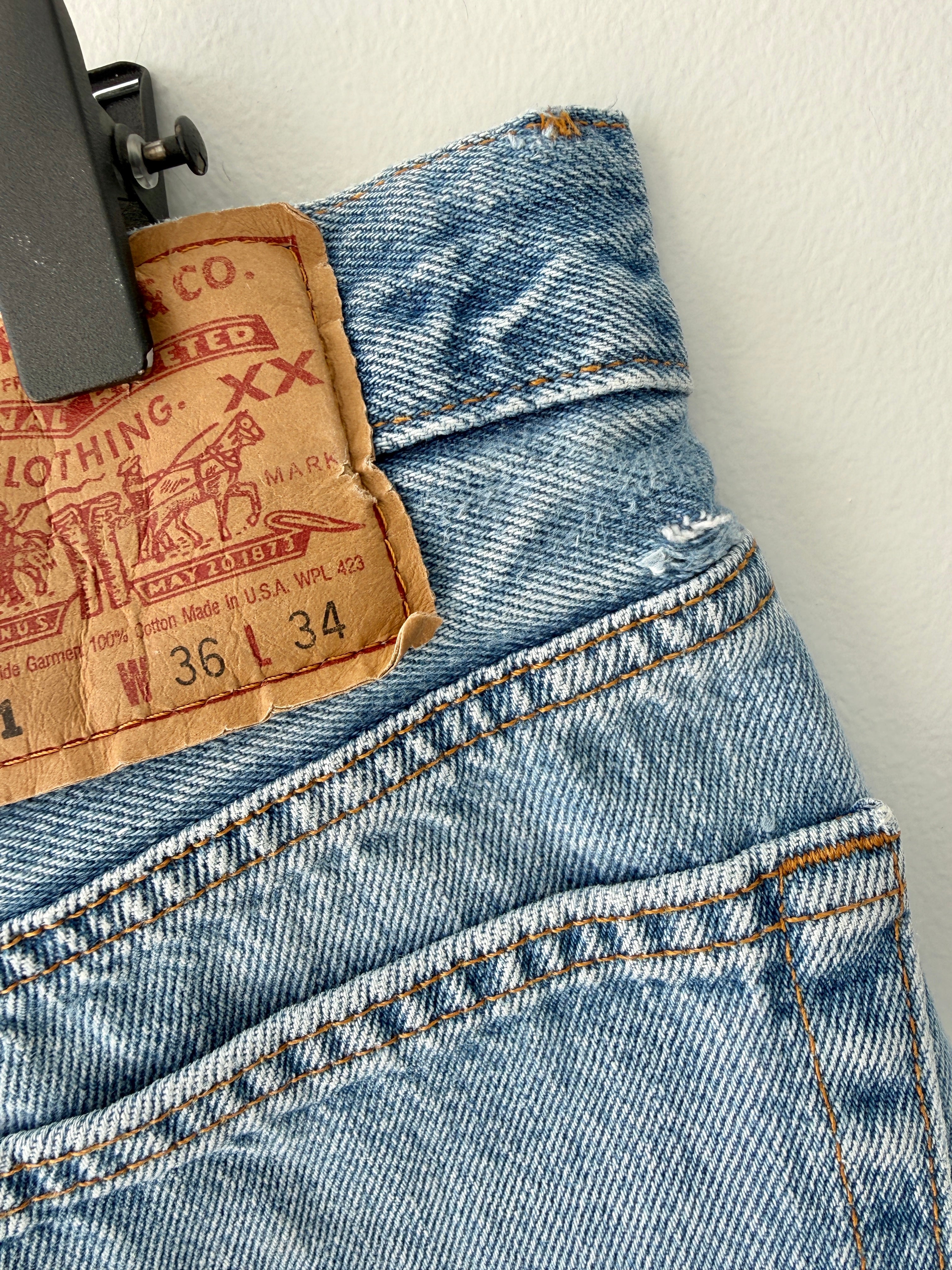 W33 L32 vintage Levis 501 32/33” measured waist medium blue 90s USA  501s