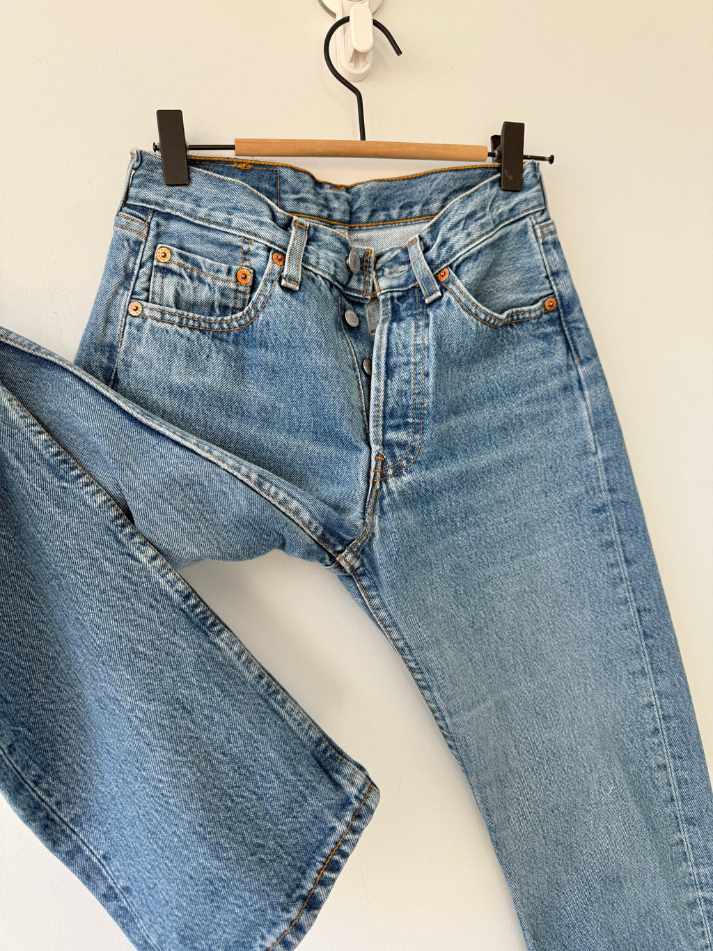 W24 L30 vintage Levis 501 23-24” medium blue 90s Levi’s 501s