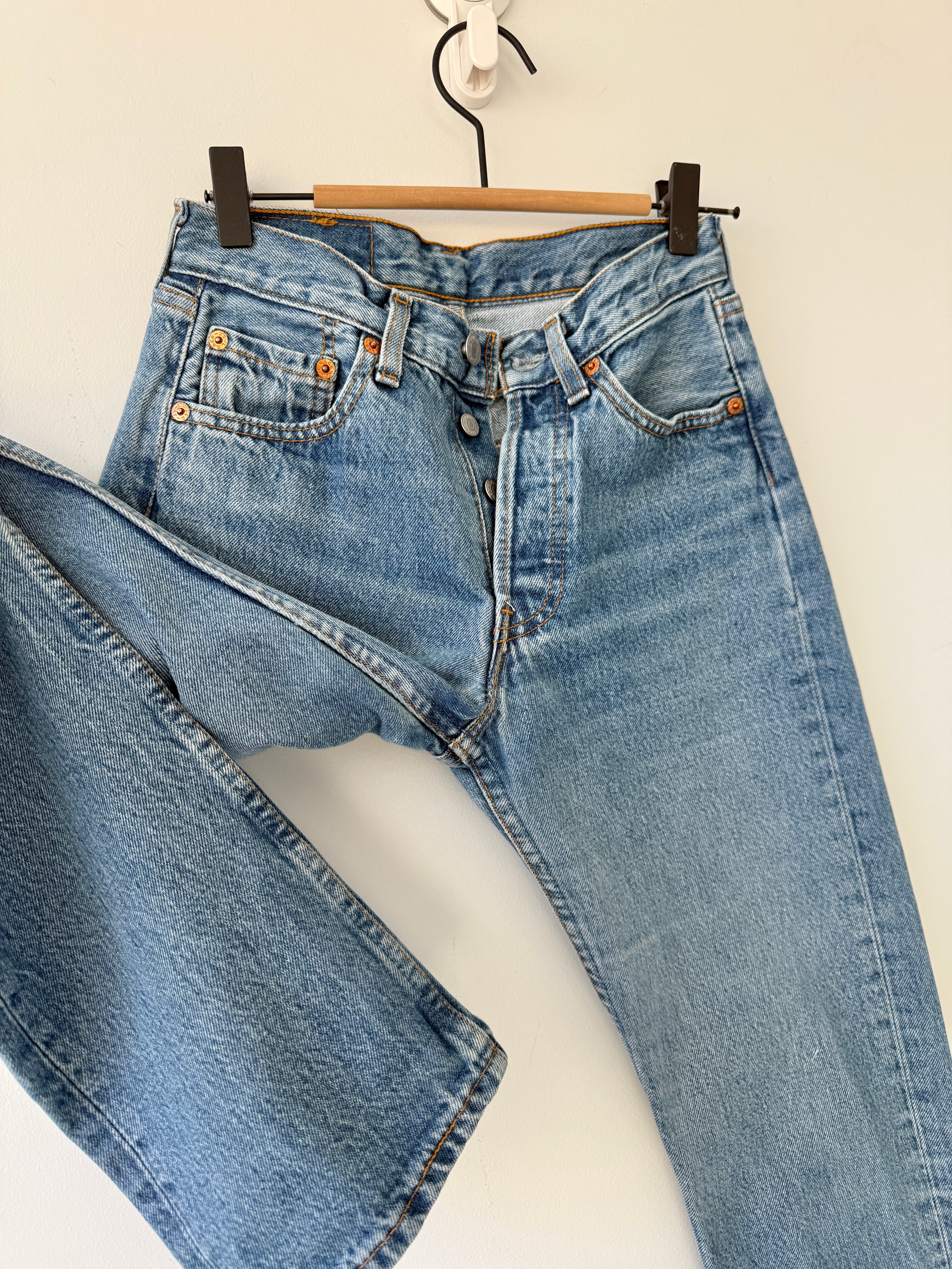 W24 L30 vintage Levis 501 23-24” medium blue 90s Levi’s 501s