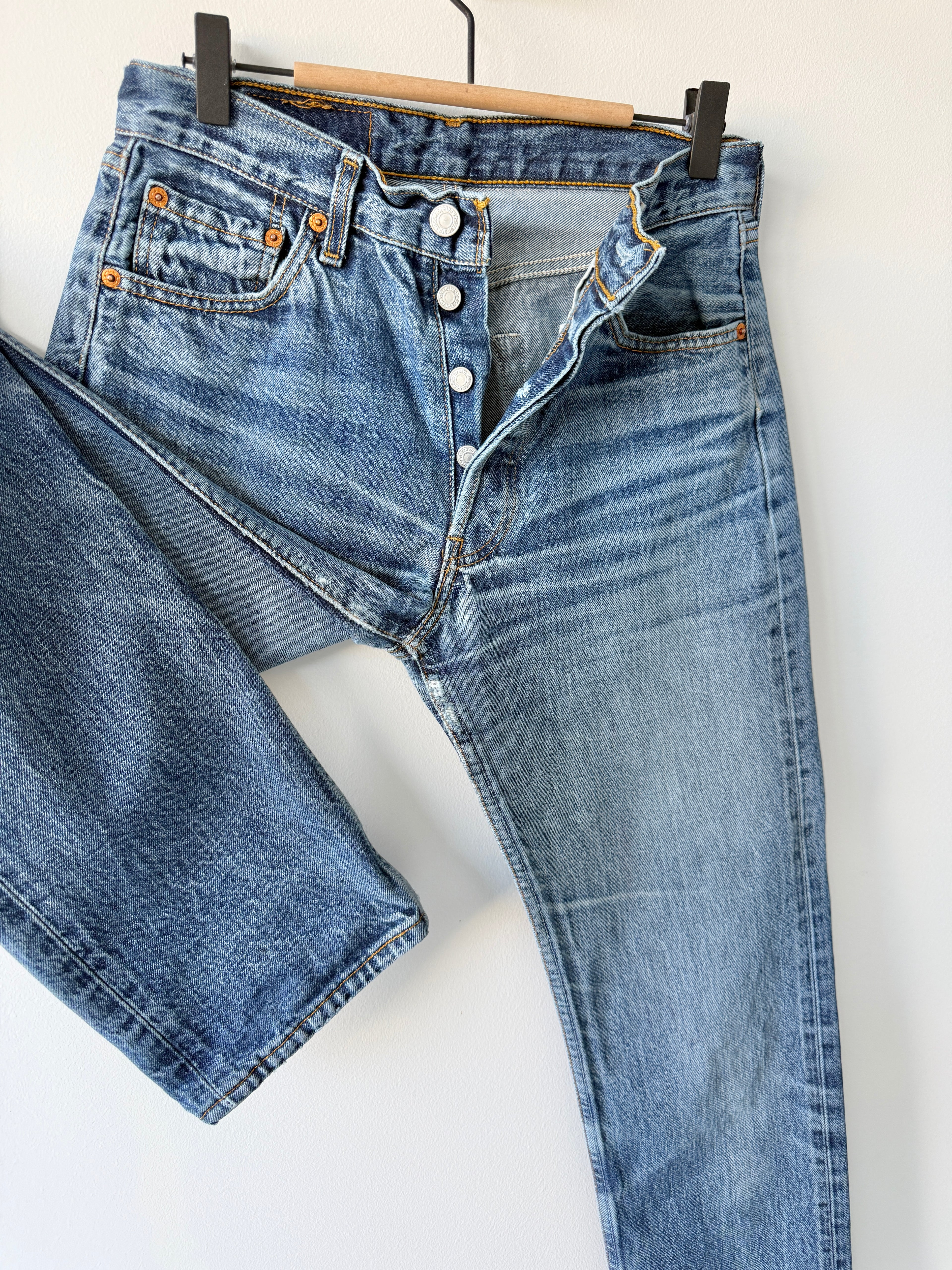W27 L33 vintage Levis 501 27” measured medium blue denim 90s 501s