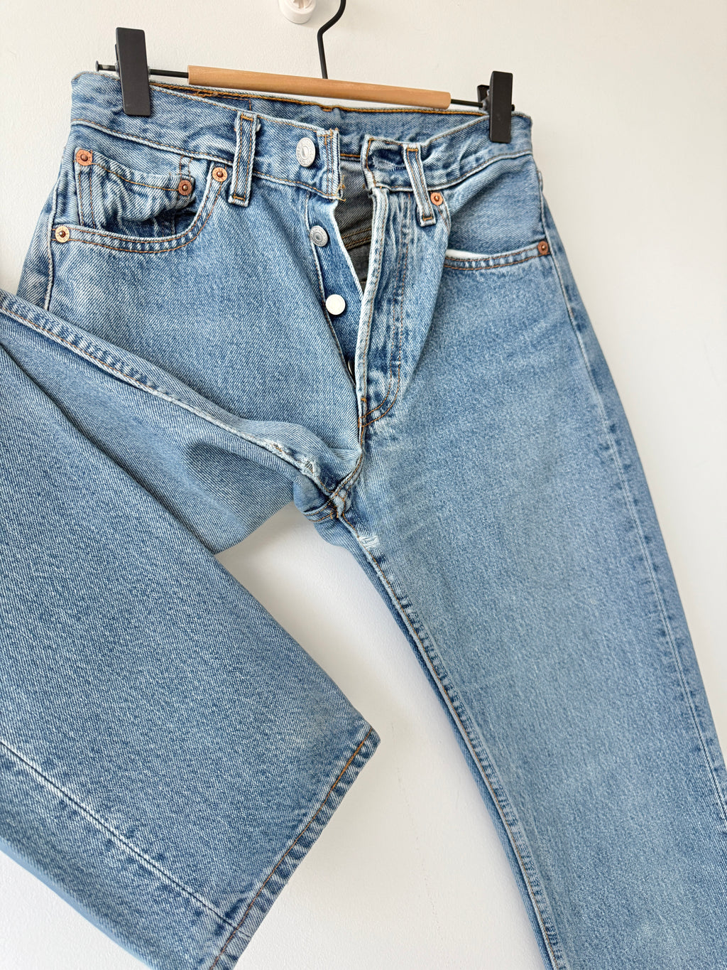 W25 L30 vintage Levis 501 24-25” medium blue 90s Levi’s 501s