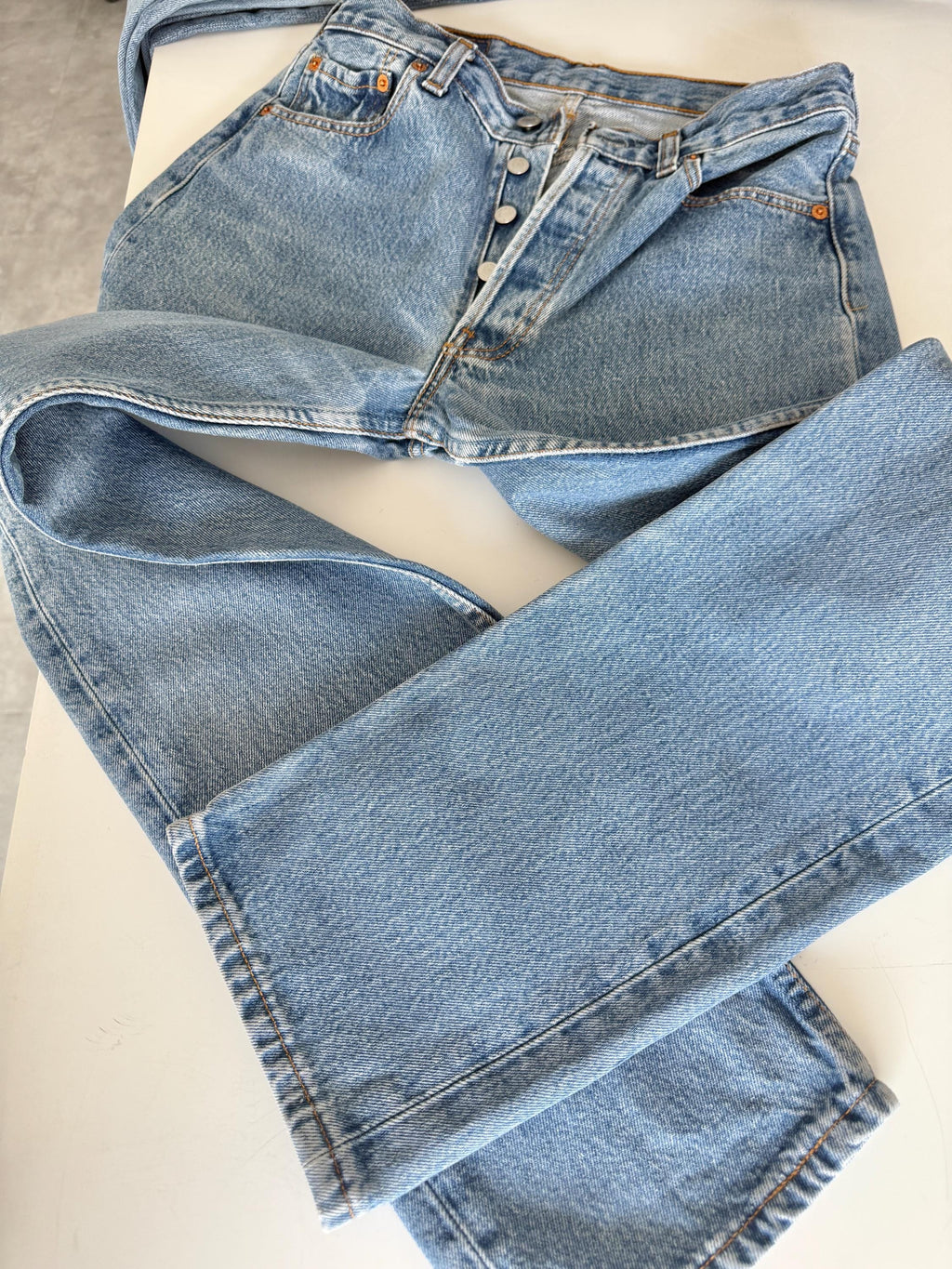 W27 L30 vintage Levis 501 26-27” measured waist medium blue made in 90s