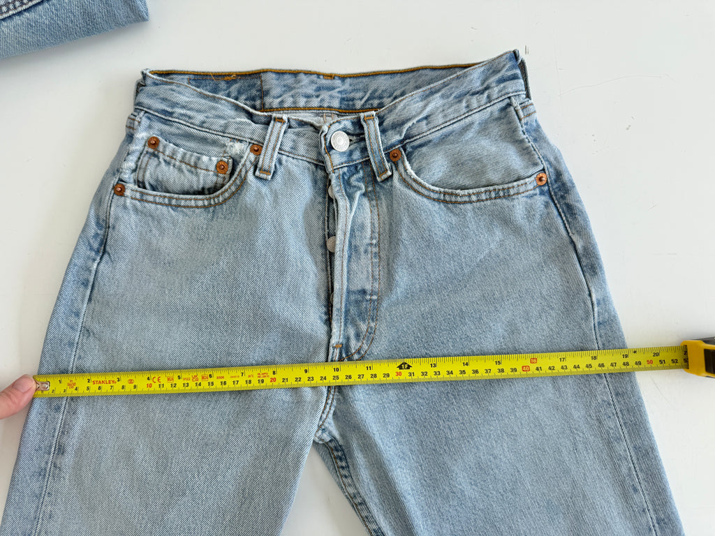 W25 L31 vintage Levis 501 24/25” measured waist light blue 90s 501s