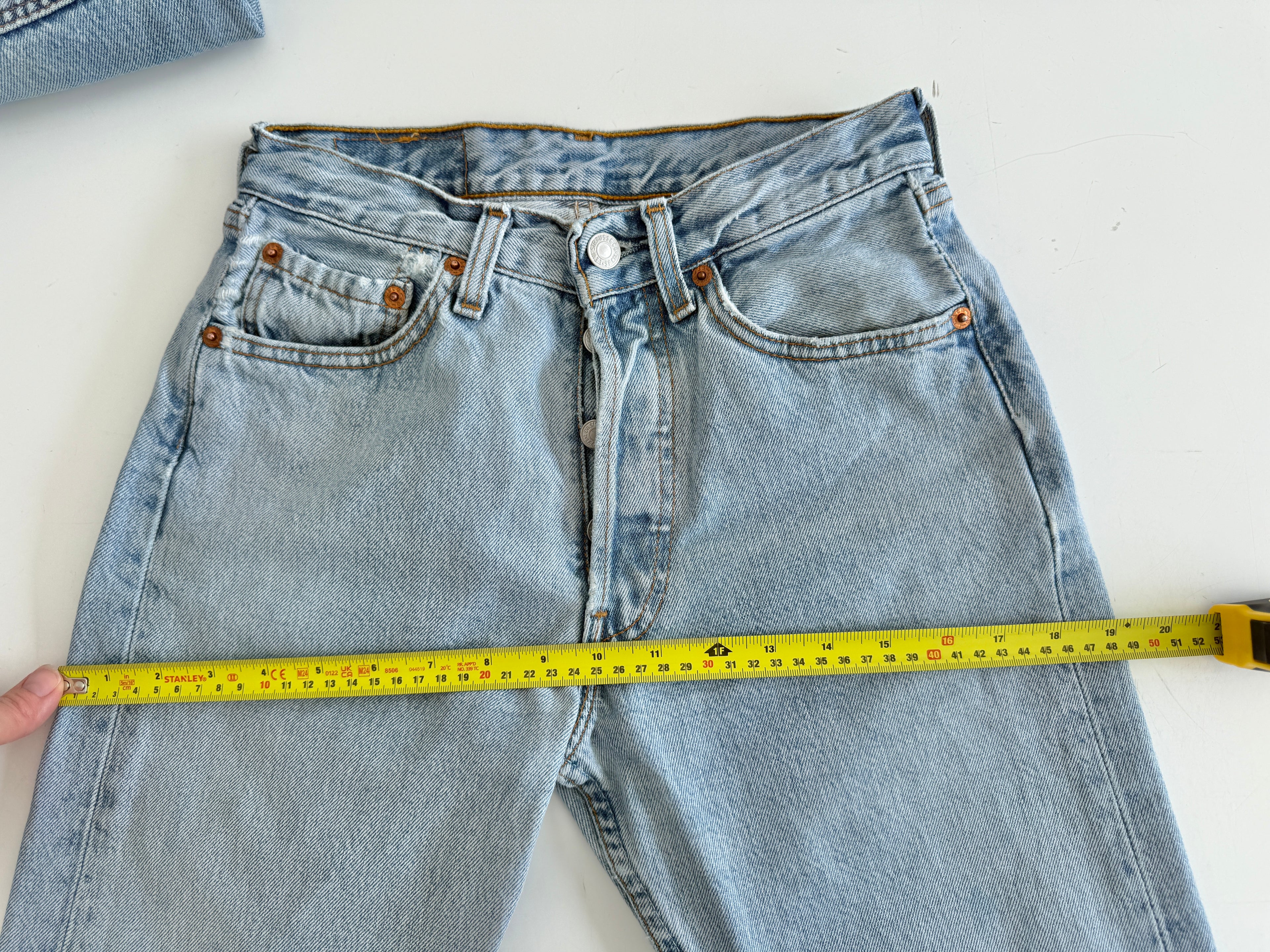 W25 L31 vintage Levis 501 24/25” measured waist light blue 90s 501s