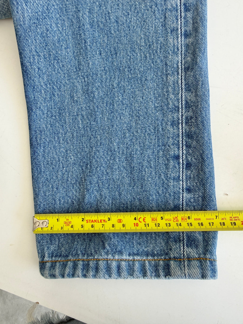 Soft W23 L29 vintage Levis 501 22-24” measured waist medium faded whisker blue 501s 90s