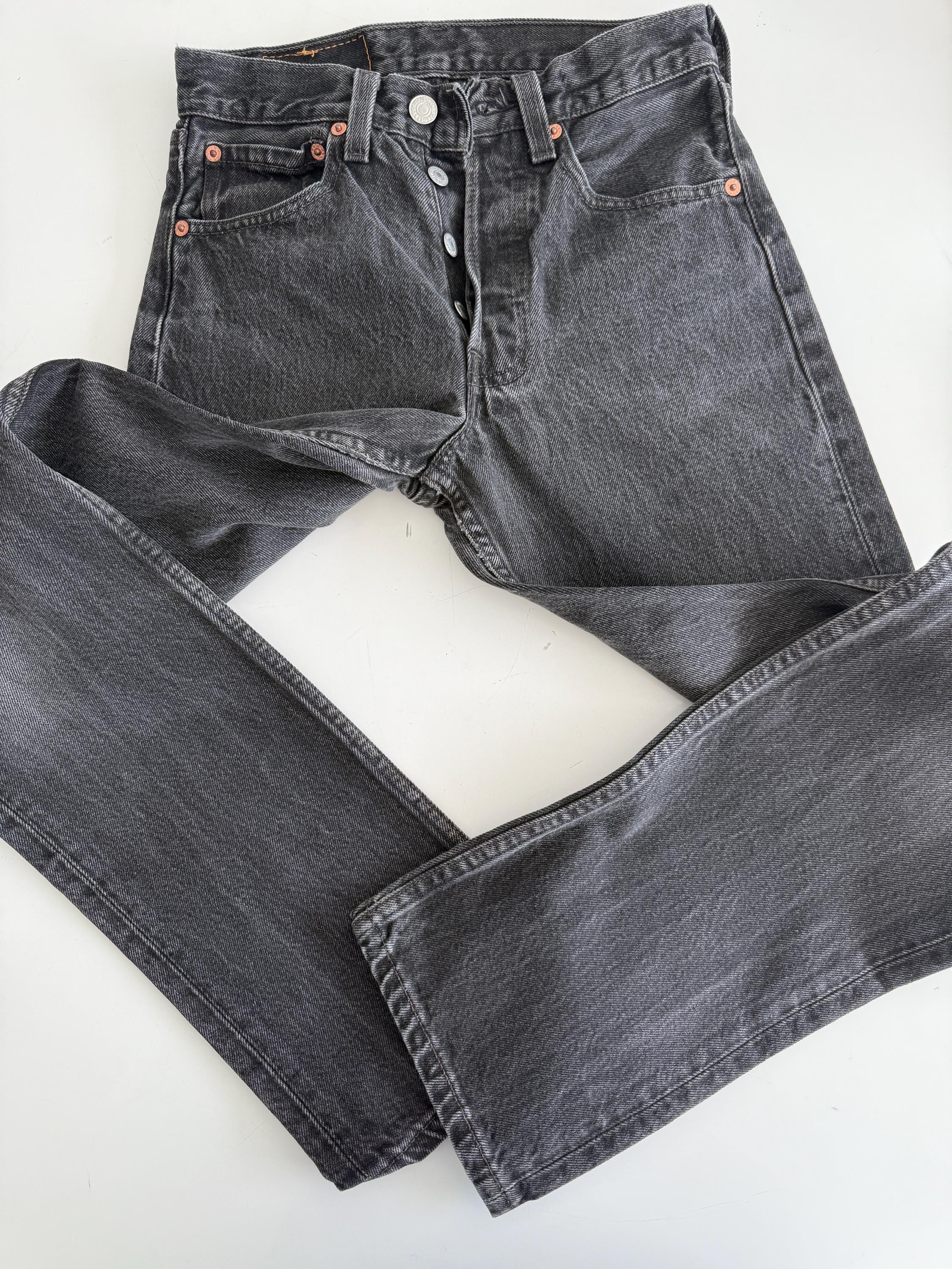 W24 L30 Levis 501 vintage 23-24” waist medium blue 501s made in USA 90s (mayuk)