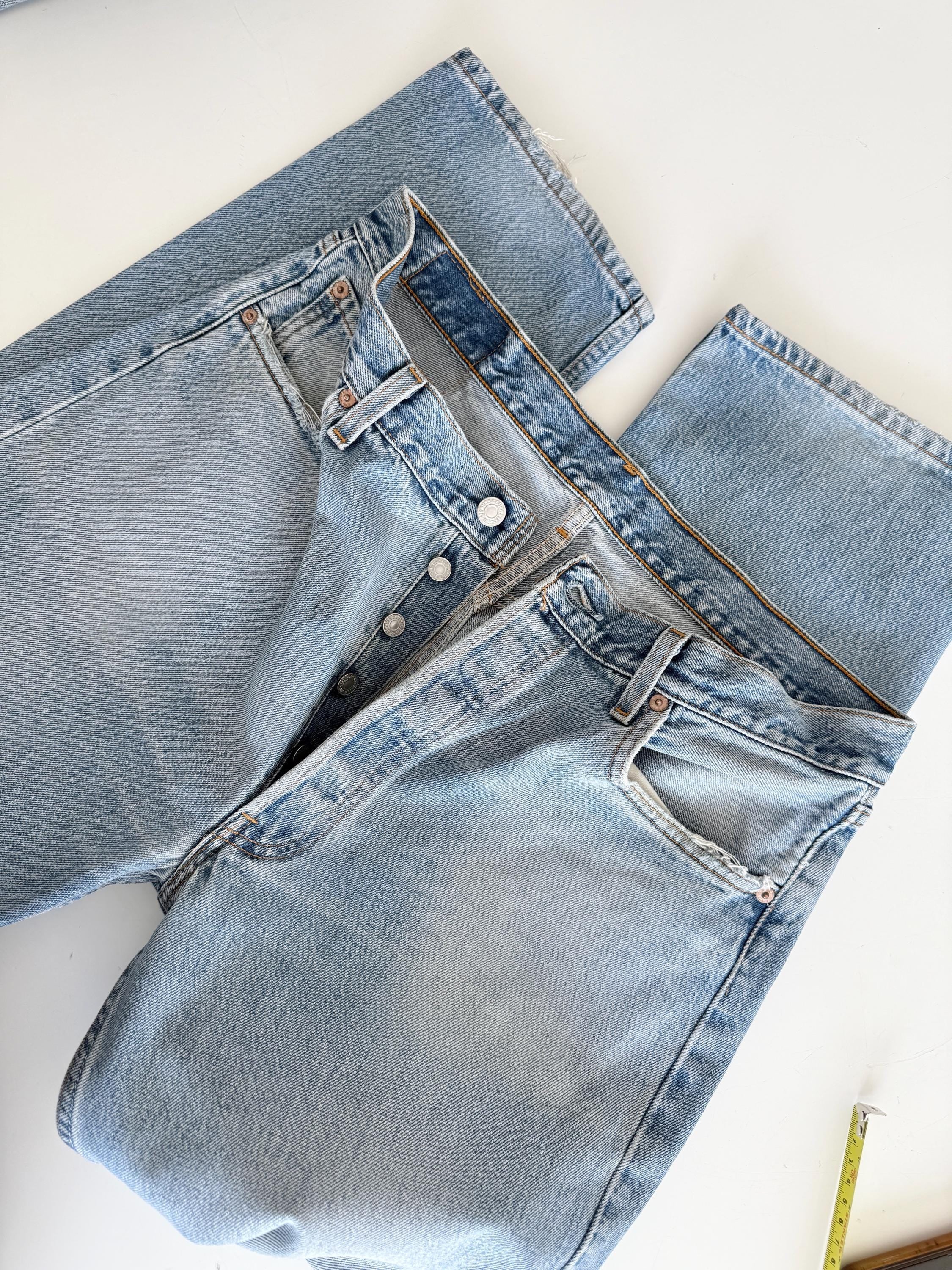 w33 L29 Levis 501 vintage medium blue 501s made in USA straight leg jeans 501 33” waist