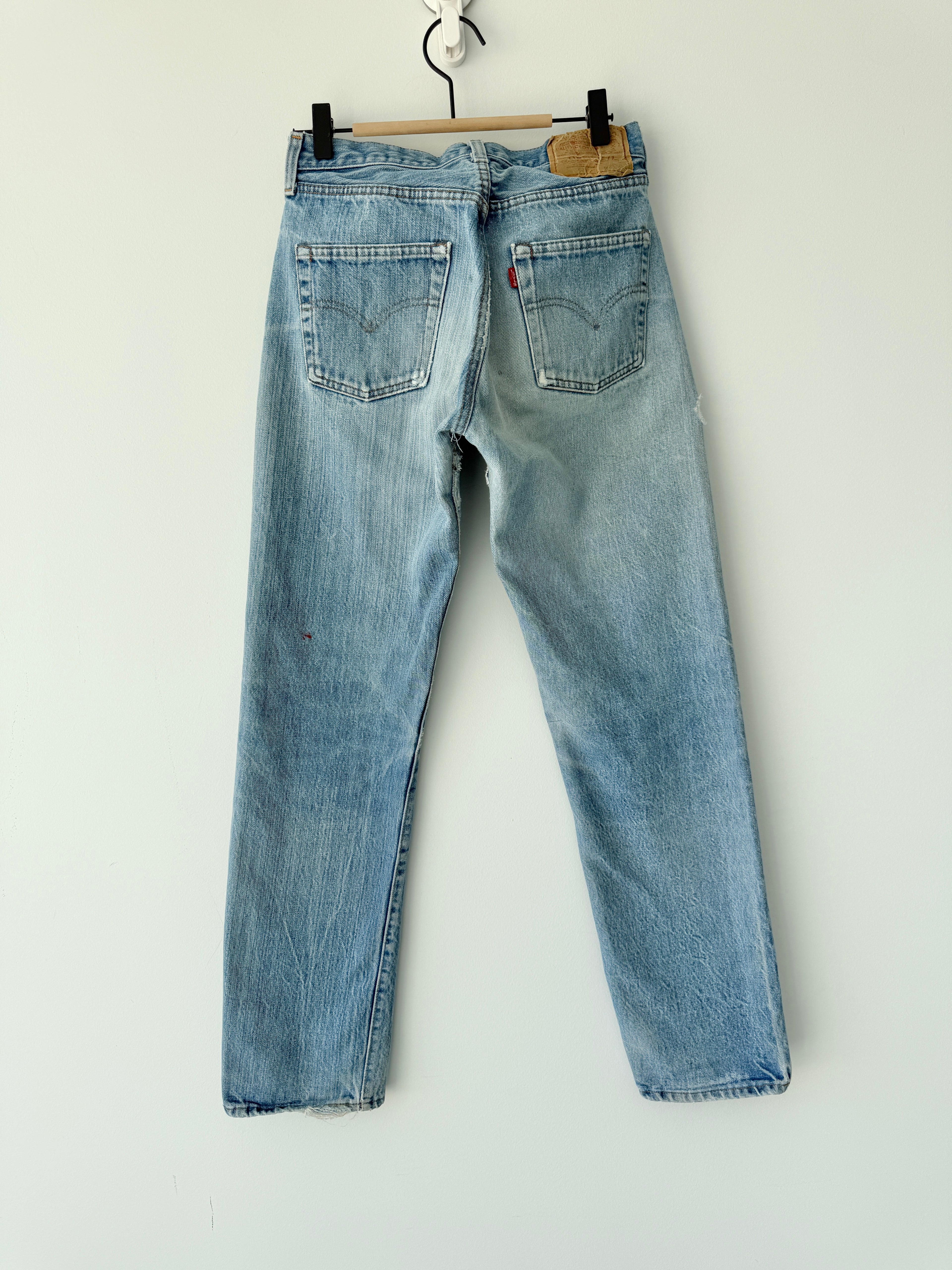 Selvedge W27 L30 vintage Levis 501 26-27”measured medium blue 80s USA 501 selvedge distressed & paint 501s