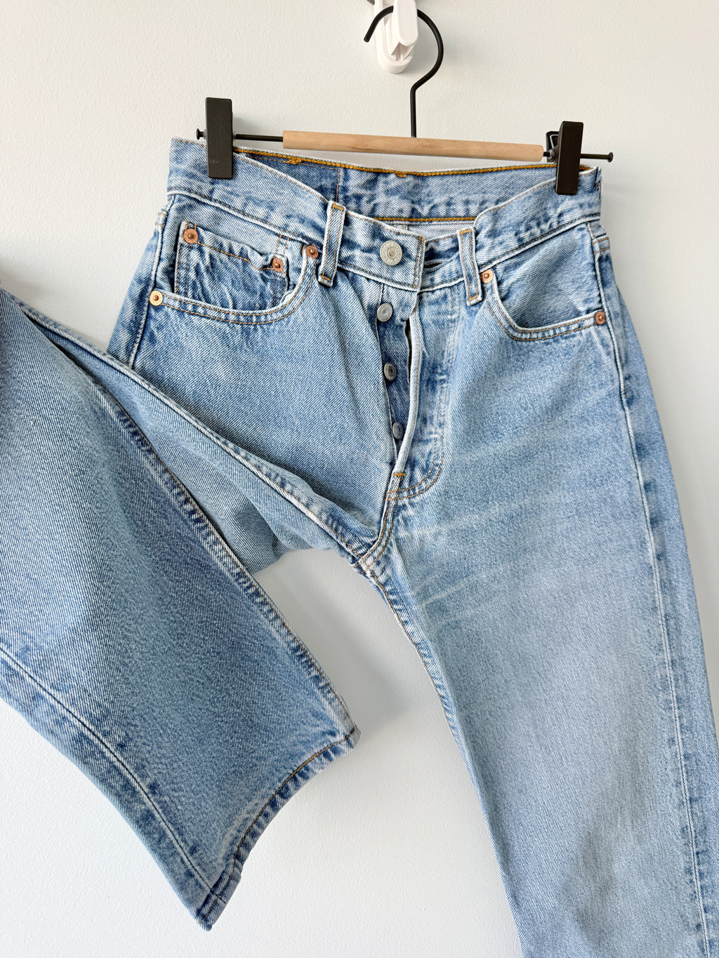W24 L30 vintage Levis 501 23/24” measured medium faded blue denim Levi’s 501s