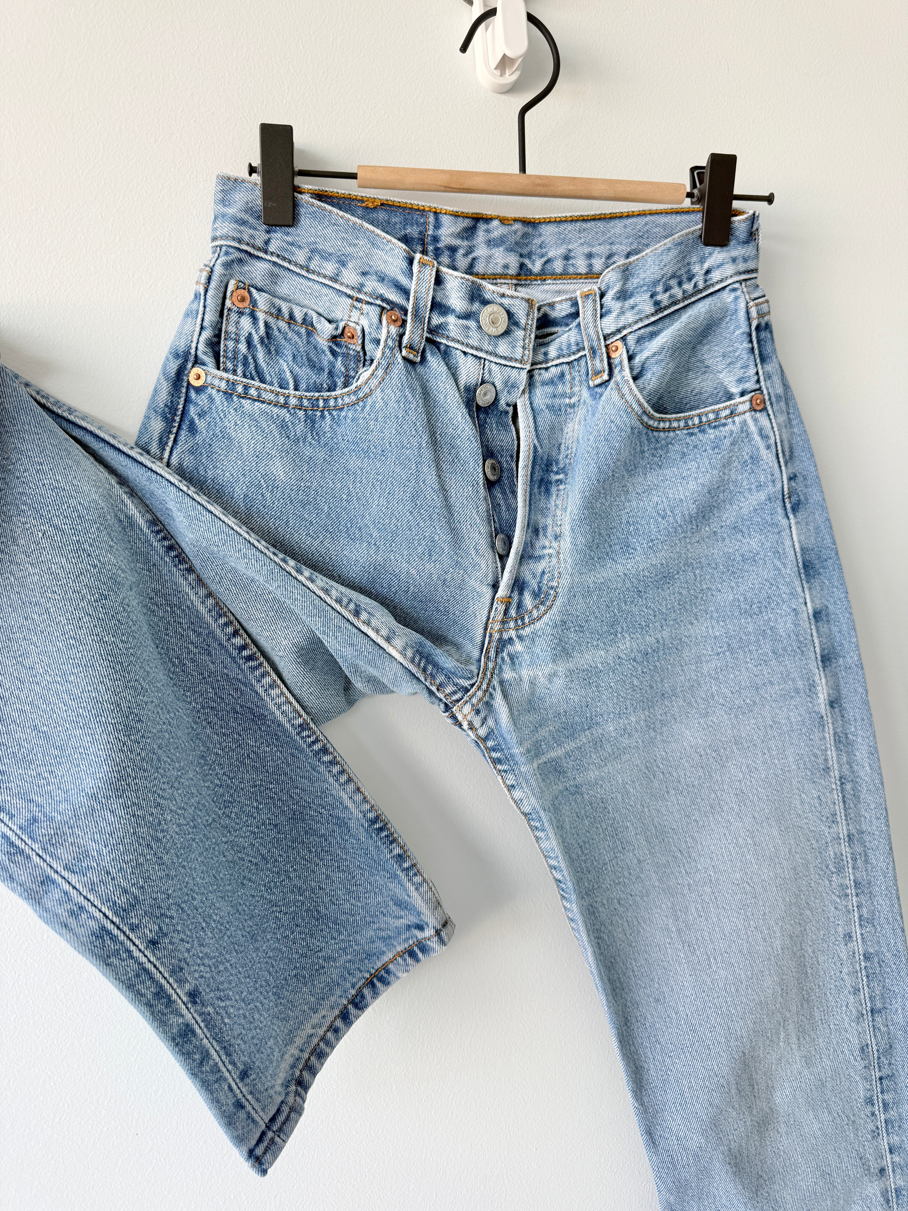 W24 L30 vintage Levis 501 23/24” measured medium faded blue denim Levi’s 501s