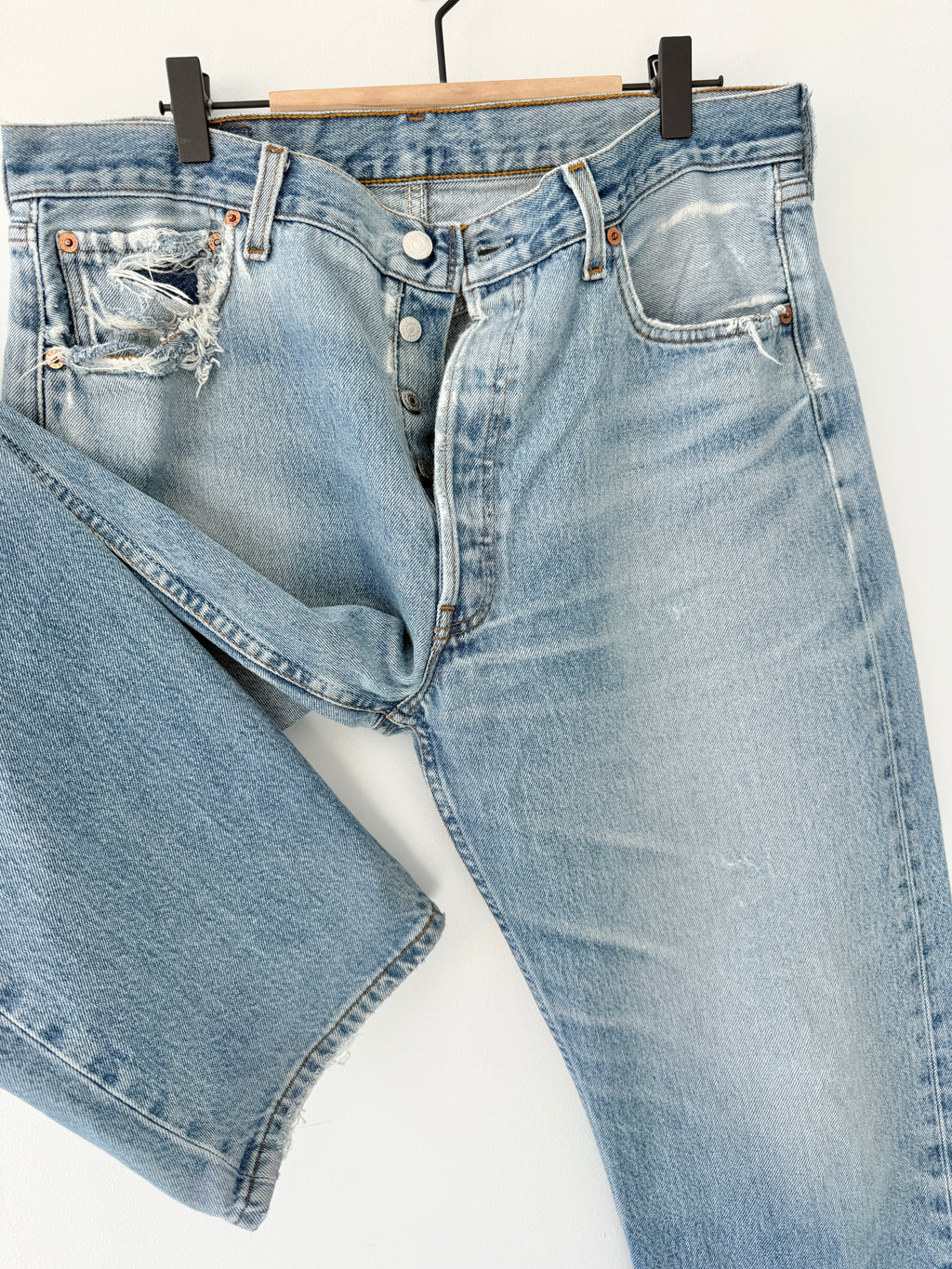 Soft W34 L30 vintage Levis 501 32-34” measured light medium blue faded denim Y2K 501s