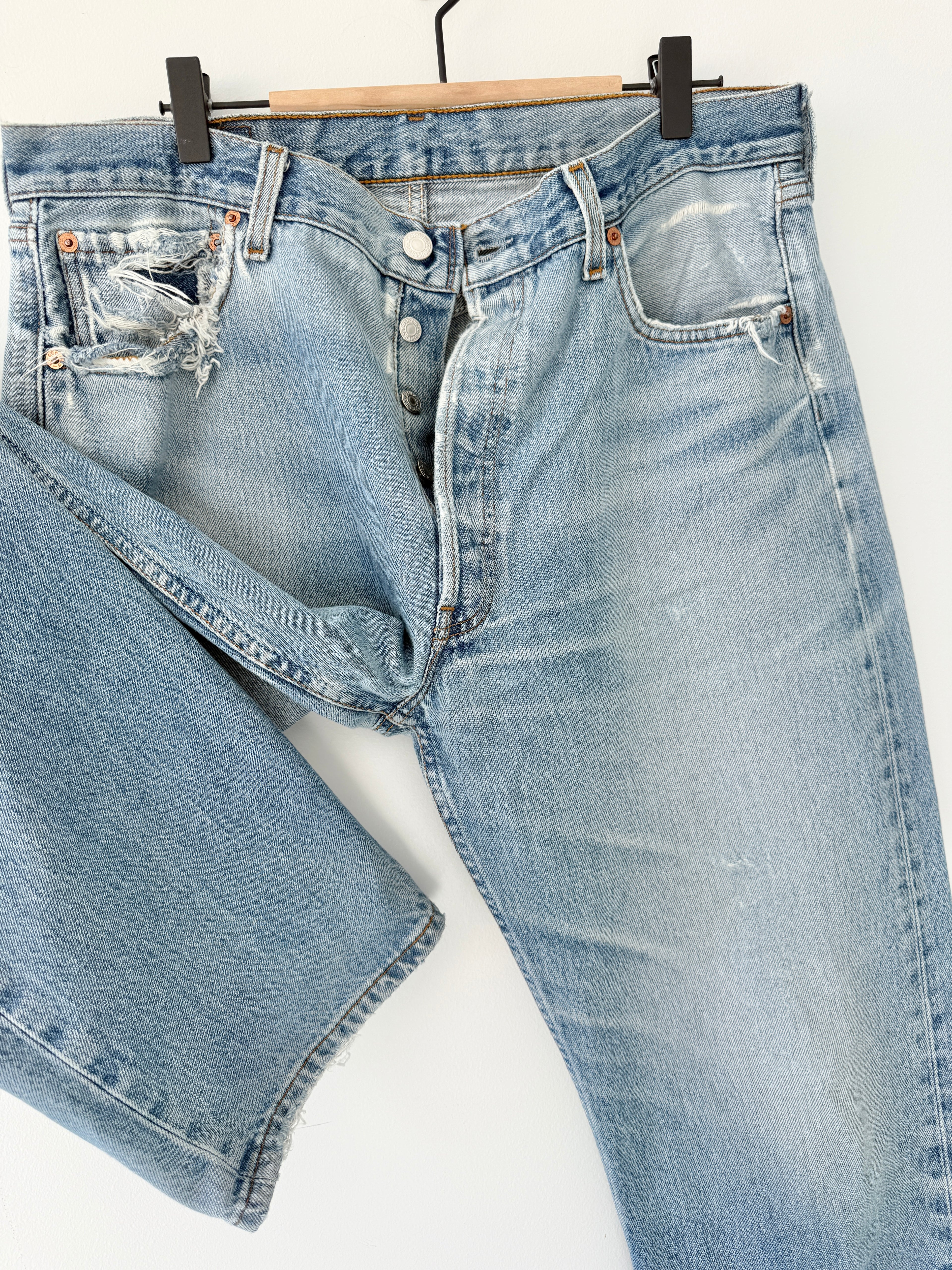 Soft W34 L30 vintage Levis 501 32-34” measured light medium blue faded denim Y2K 501s
