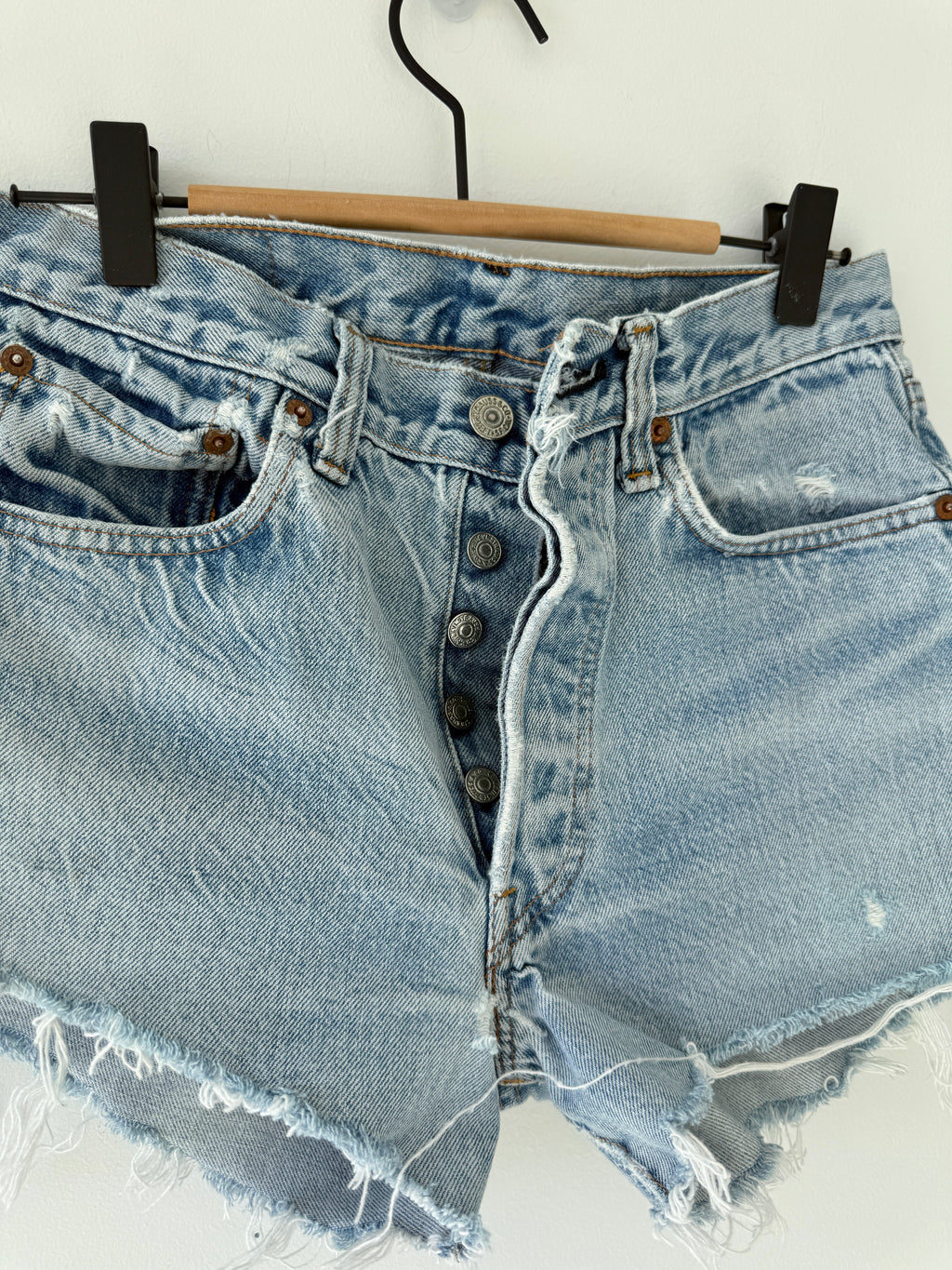 W27 Selvedge vintage Levis 501 26/27” measured waist light faded blue 70s 501s selvedge Levi’s made in USA