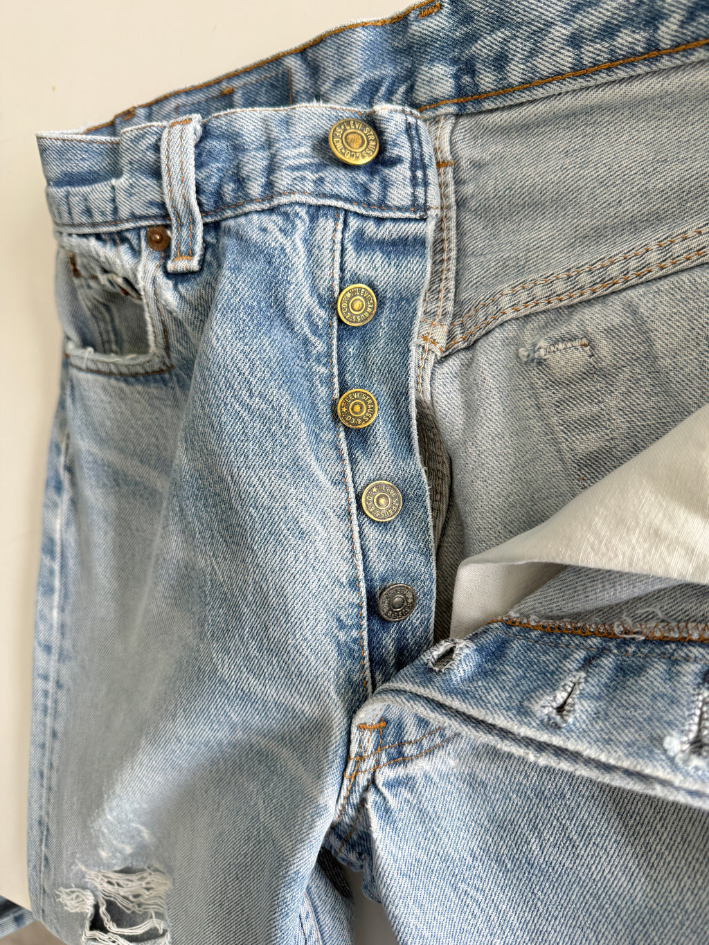 W28 L32 vintage Levis 501 27/28” measured medium light blue faded 80s USA Levi’s 501s golden buttons