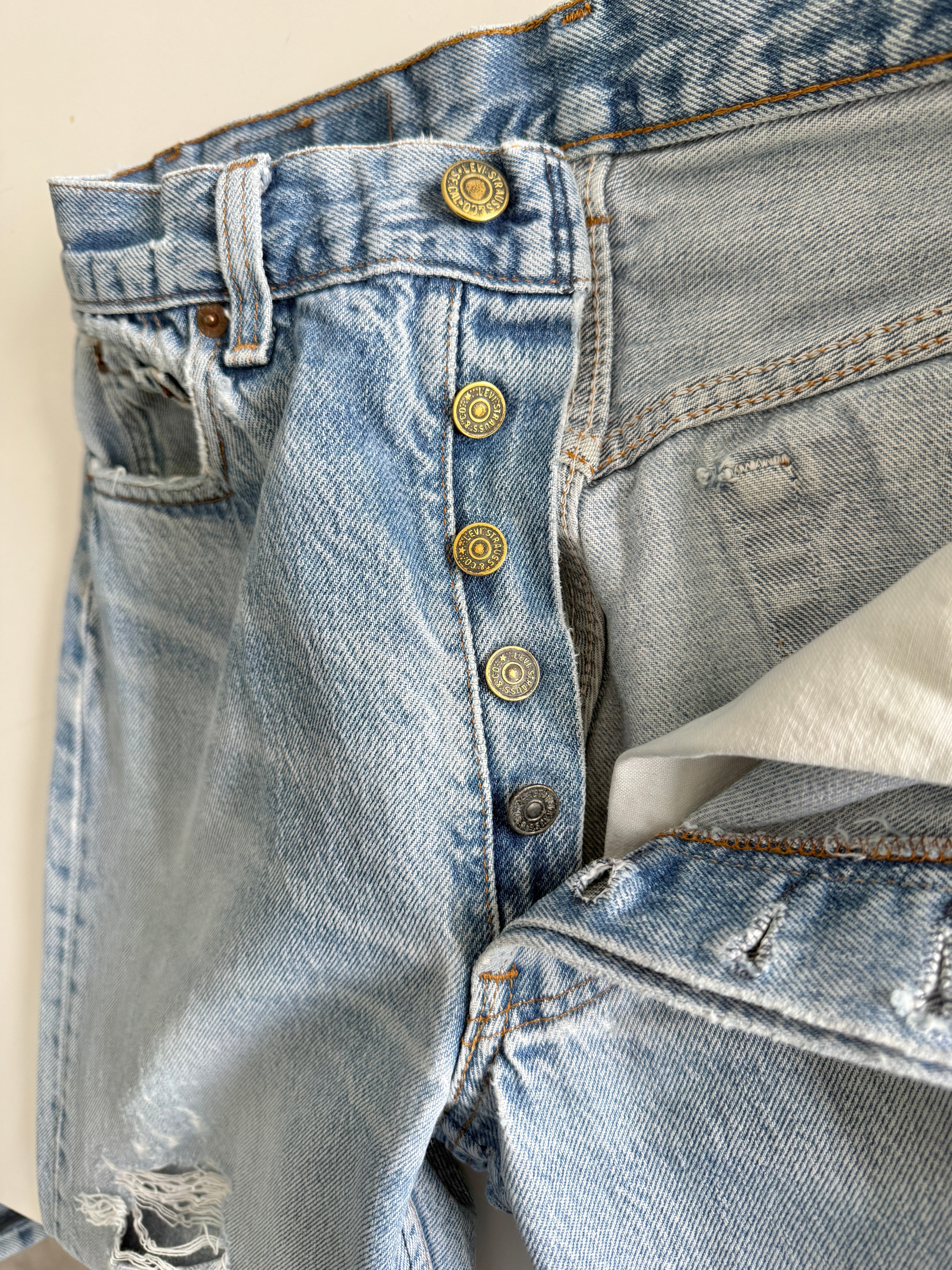 W28 L32 vintage Levis 501 27/28” measured medium light blue faded 80s USA Levi’s 501s golden buttons