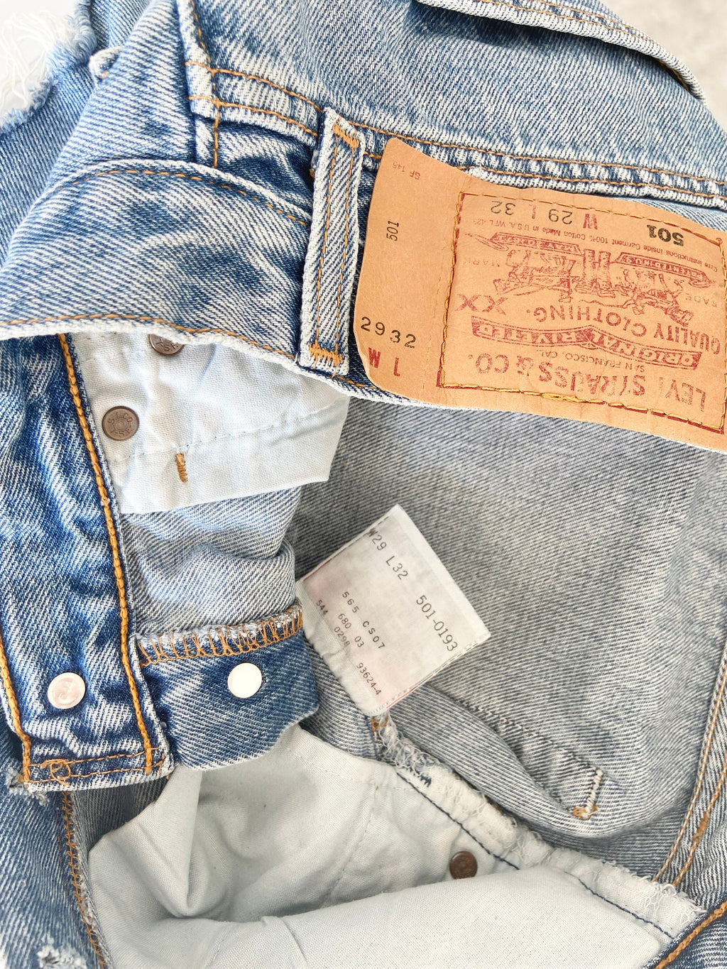 w27 Vintage Levi’s 501 button shorts  medium blue wash