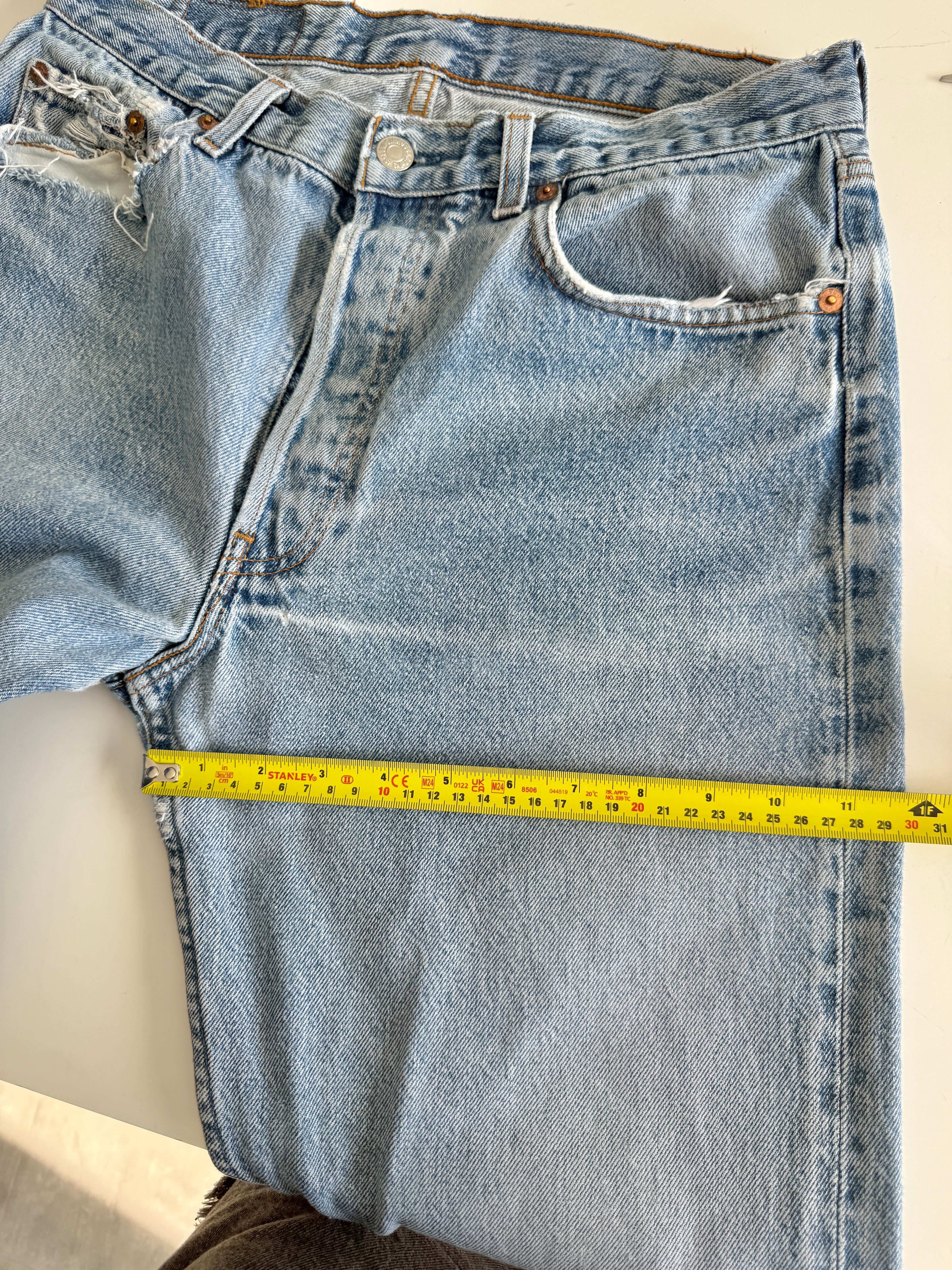 W31 L31 vintage Levis 501 30/31” measured waist light faded blue 80s 501s