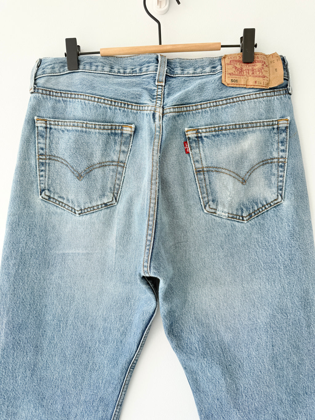 W32 L29 vintage Levis 501 31/32” measured medium blue denim Y2K Levi’s 501s wallet mark