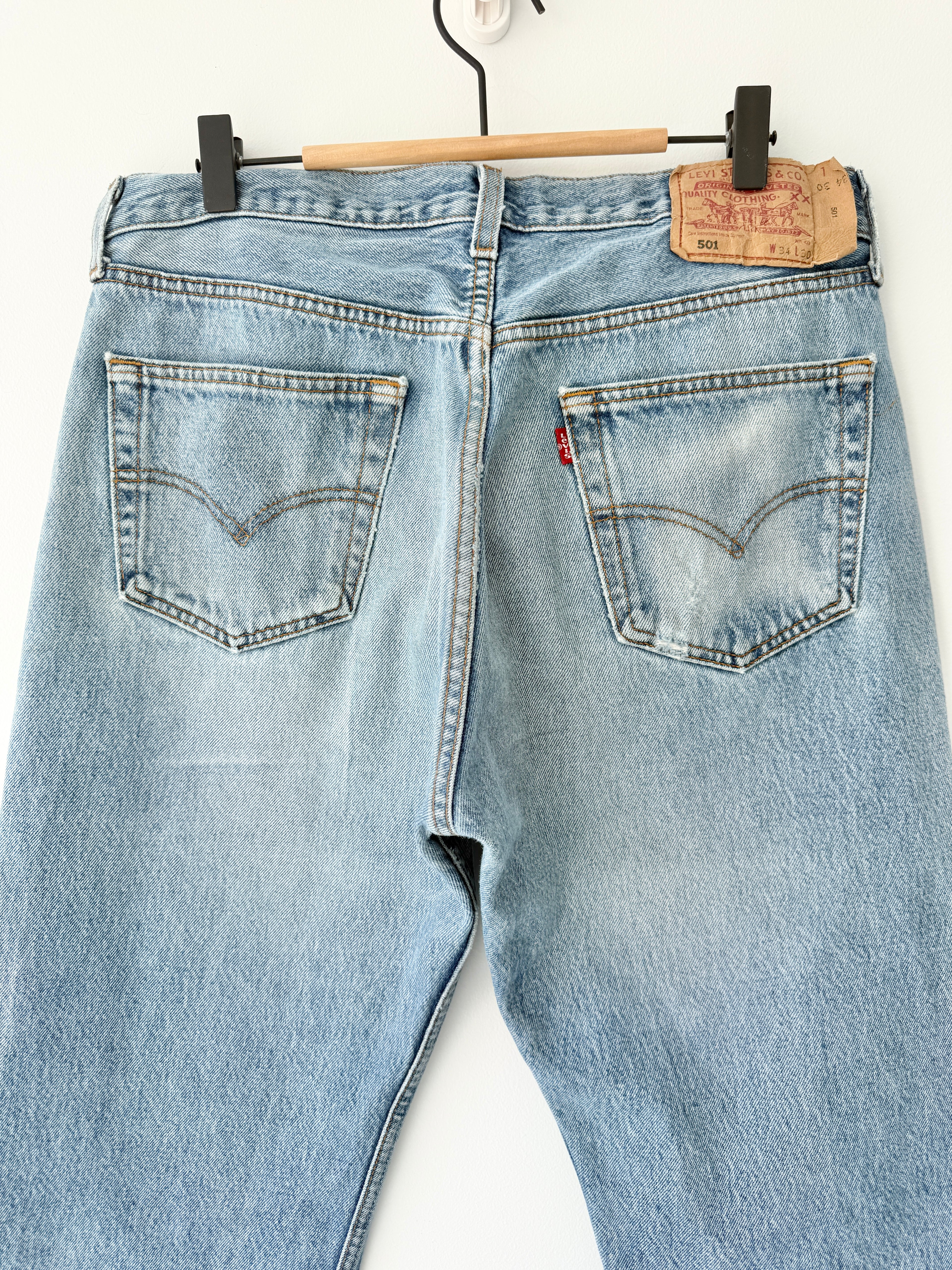 W32 L29 vintage Levis 501 31/32” measured medium blue denim Y2K Levi’s 501s wallet mark