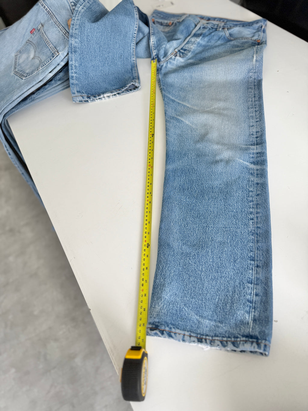 W32 L30 vintage Levis 501 31-32” measured waist faded medium blue made in y2k