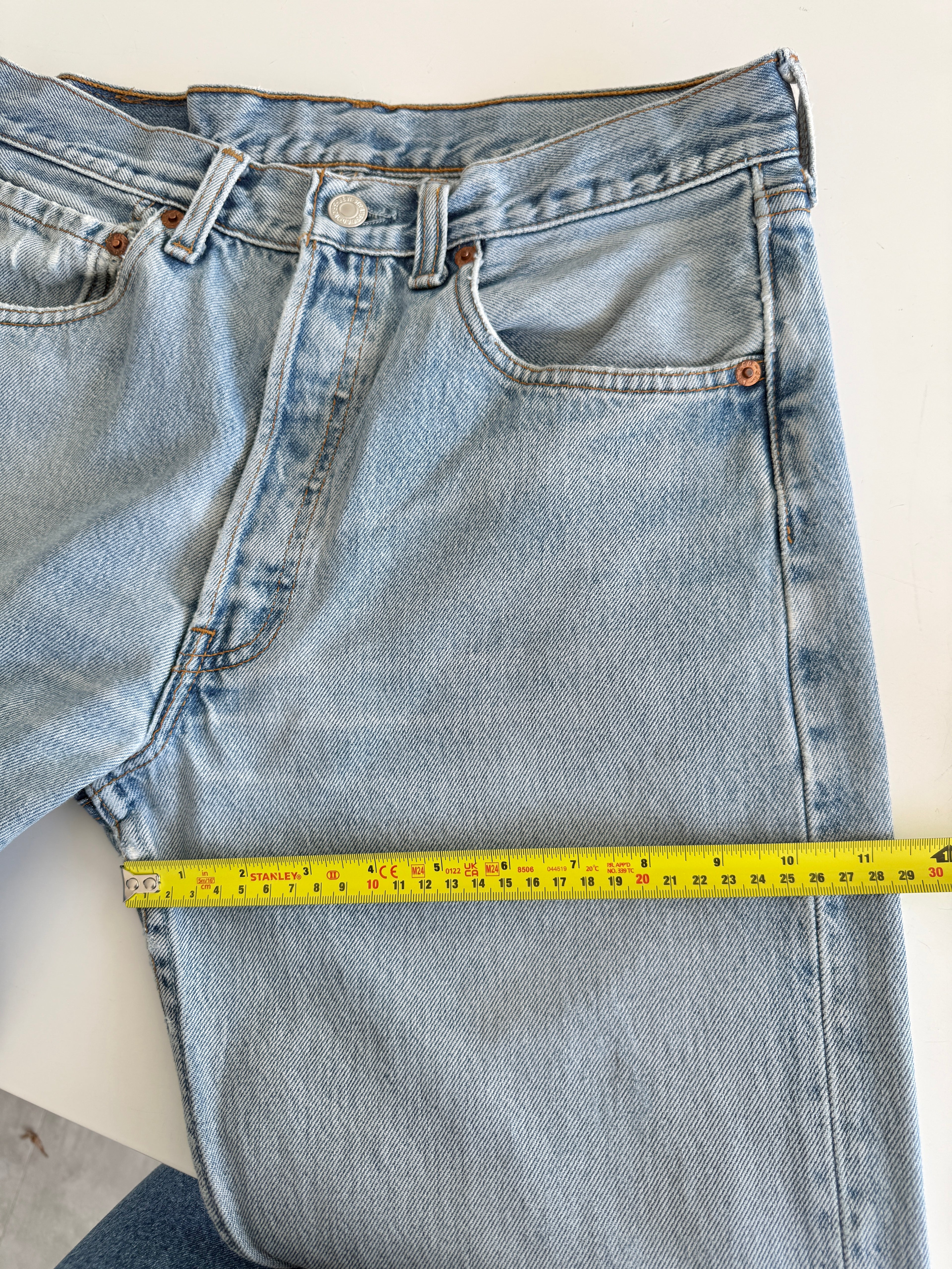 W29 L33 vintage Levis 501 29” measured light faded blue made in 90s
