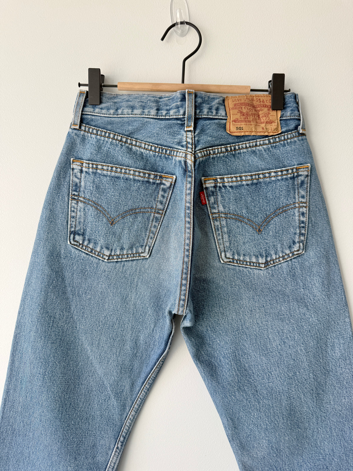 W25 L29 vintage Levis 501s 25” measured medium blue fade 501s 90s