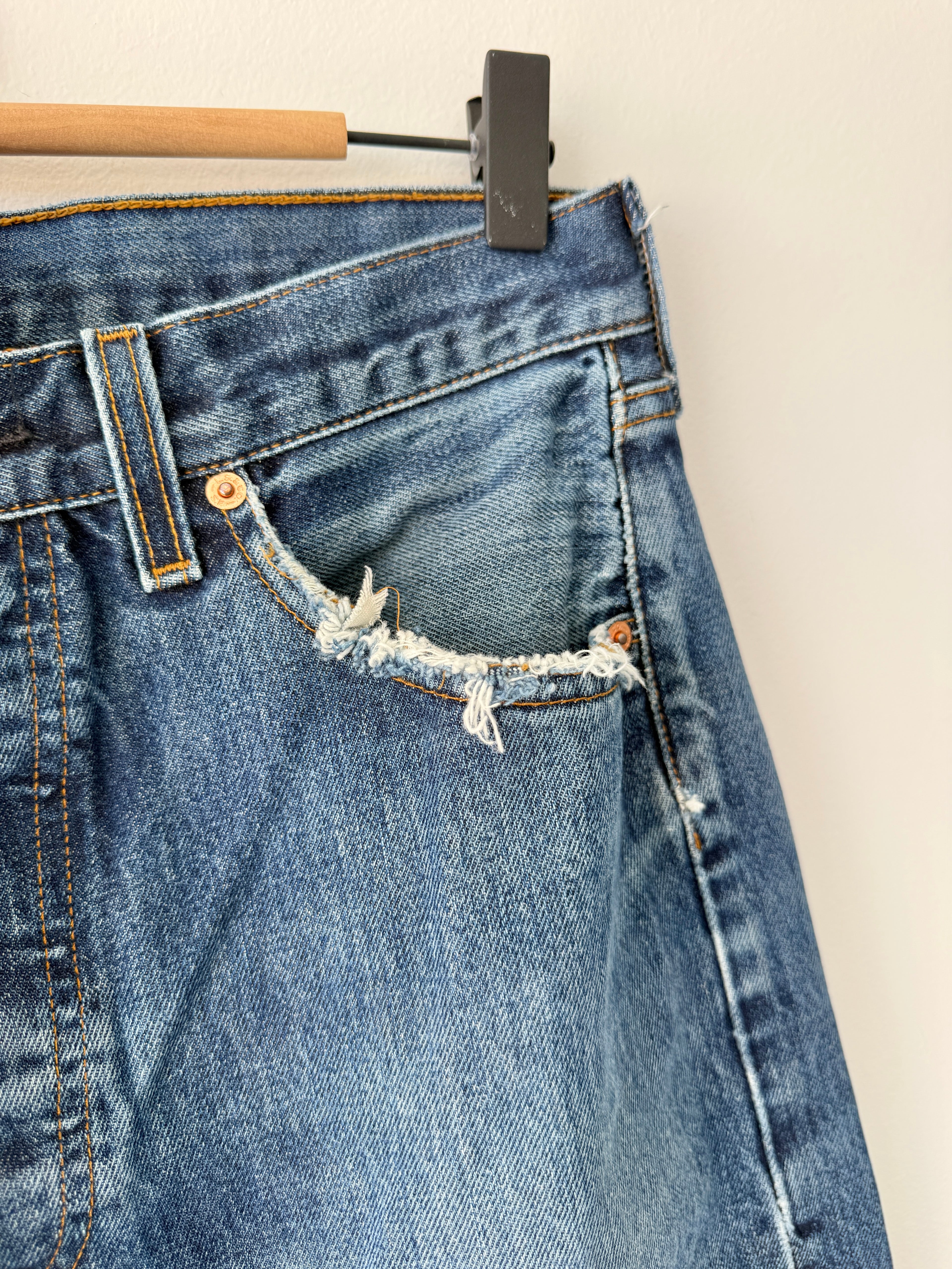 W29 L30 vintage Levis 501 29” measured waist dark indigo faded blue 501s Y2K