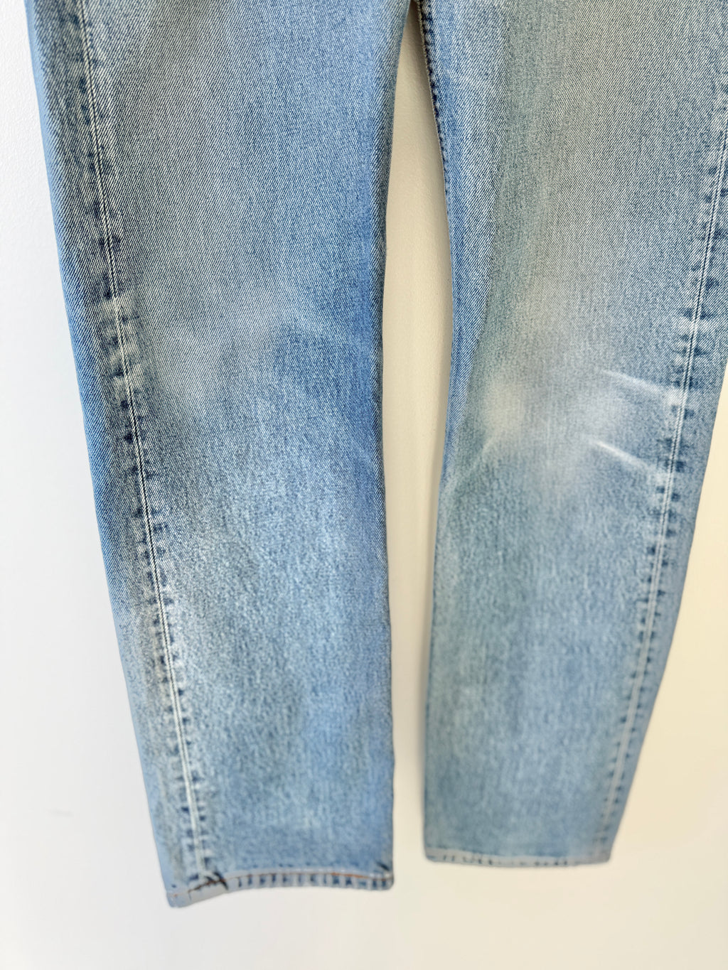 W29 L33 vintage Levis 501 29” measured medium faded whiskers blue Y2K Levi’s 501s