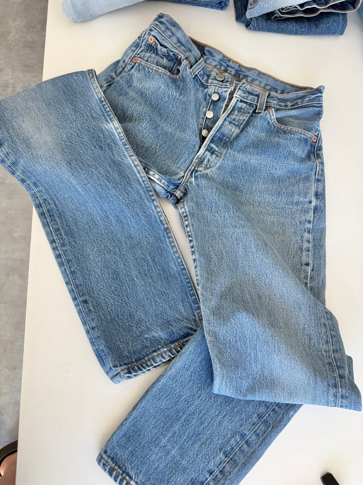 W27 L31 vintage Levis 501s 27” measured dark faded blue 501s 90s USA