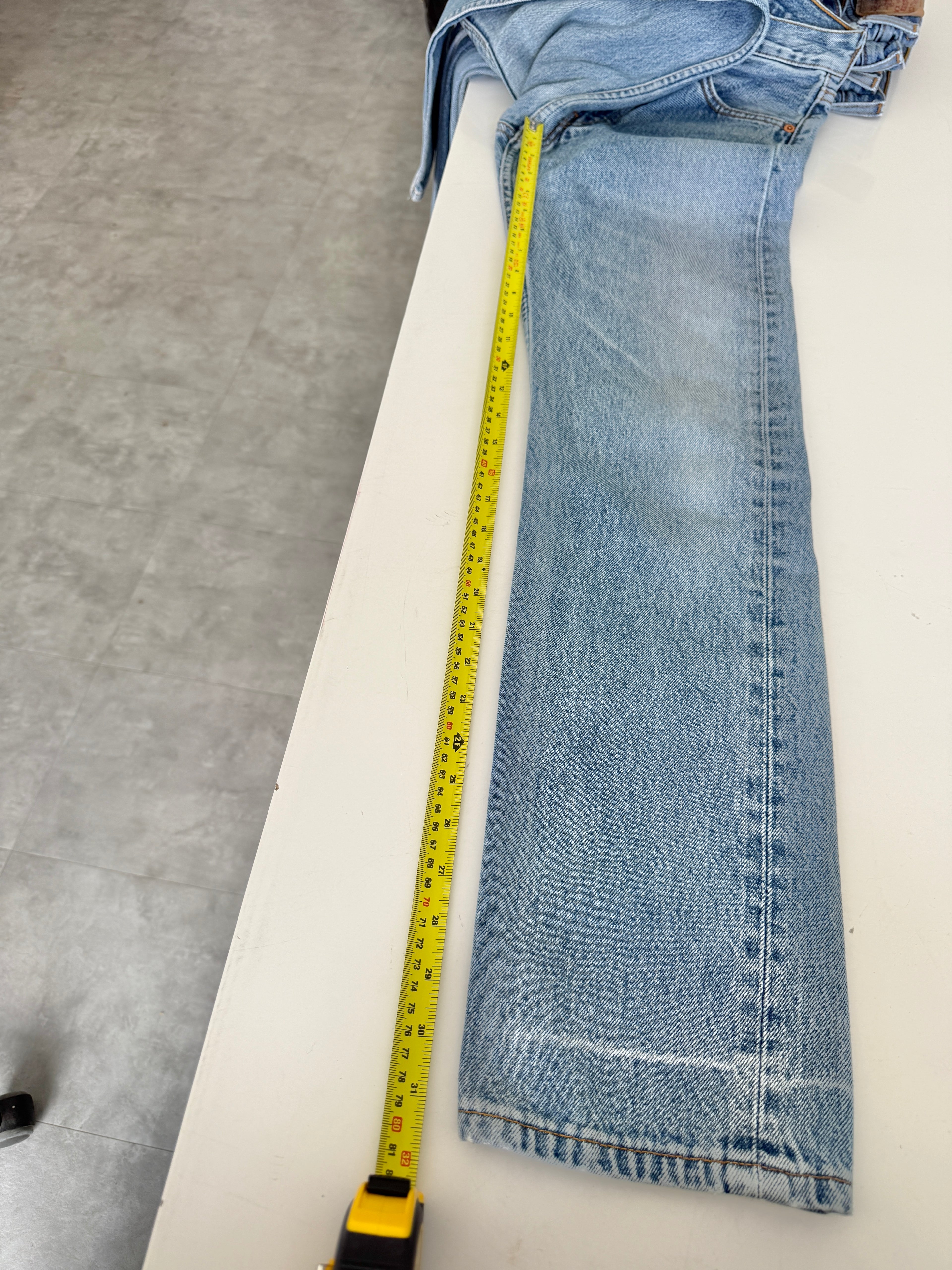 W25 L31 vintage Levis 501 24-25” measured medium light blue faded denim 90s 501s