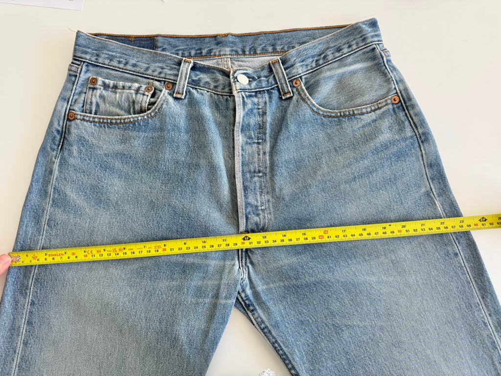 W32 L29 vintage Levis 501 31-32” measured medium faded blue 90s Levi’s 501s