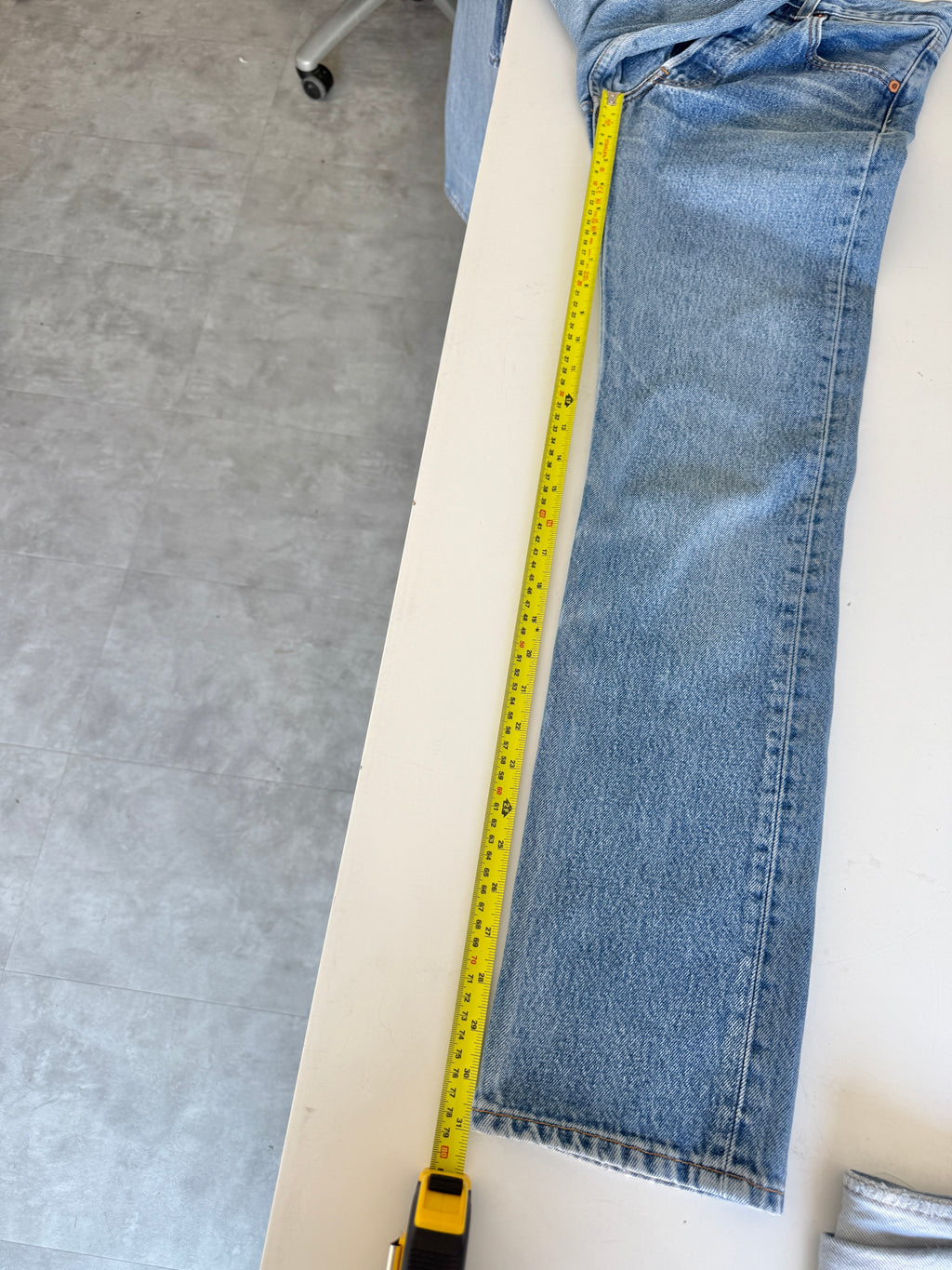 W25 L31 vintage Levis 501 medium blue 24/25” measured waist 501s 90s
