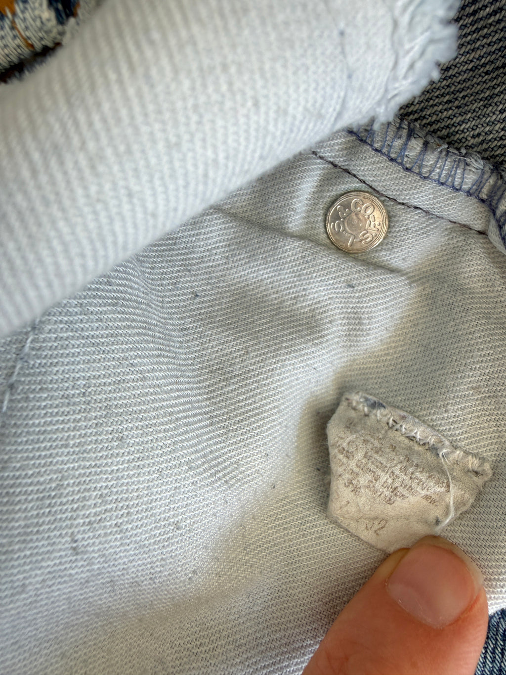 W25 L30 vintage Levis 716 25” measured waist light faded blue USA 70s 716s