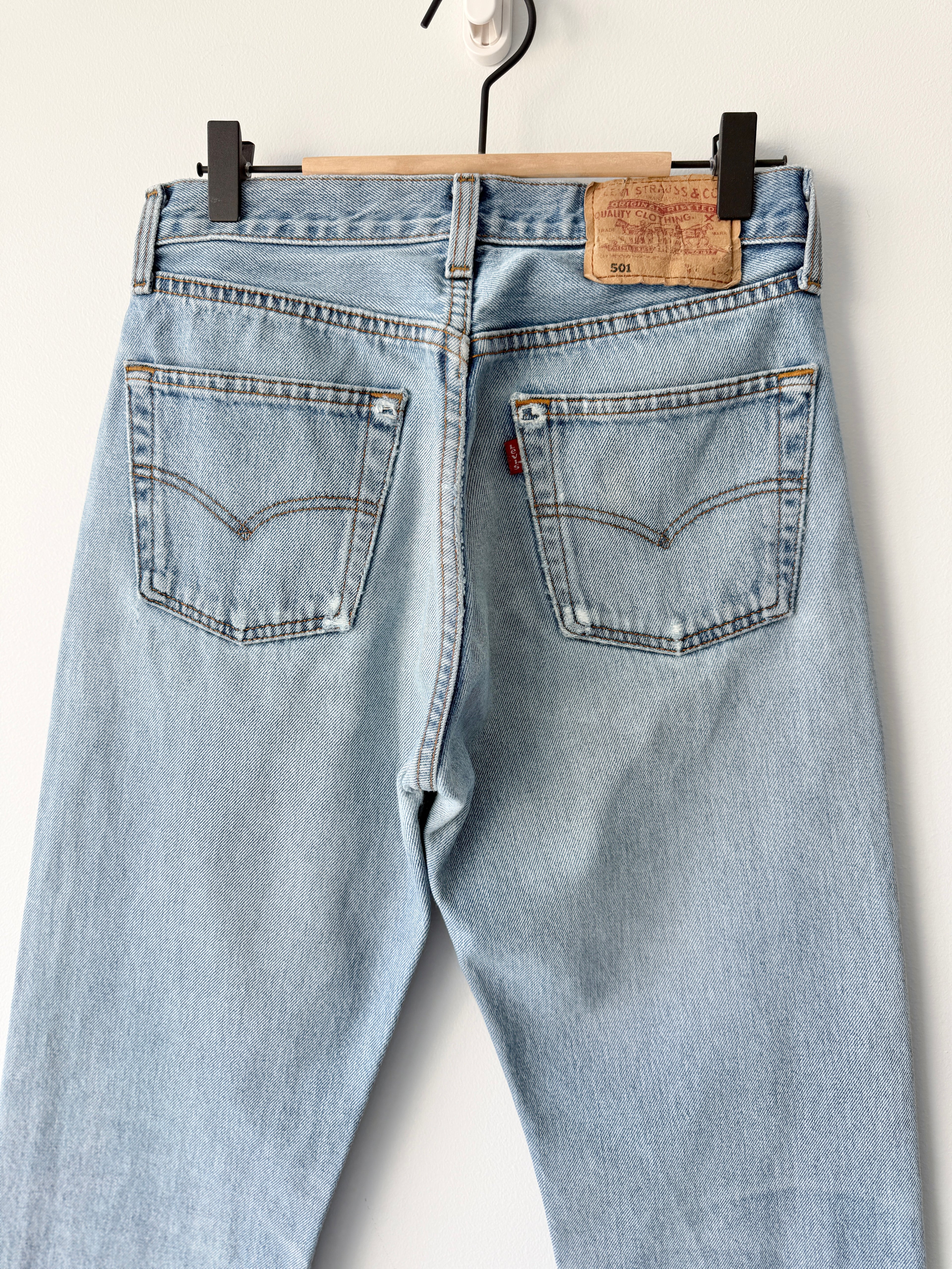 W27 L31 vintage Levis 501 26-27” measured light blue 90s denim Levi’s 501s