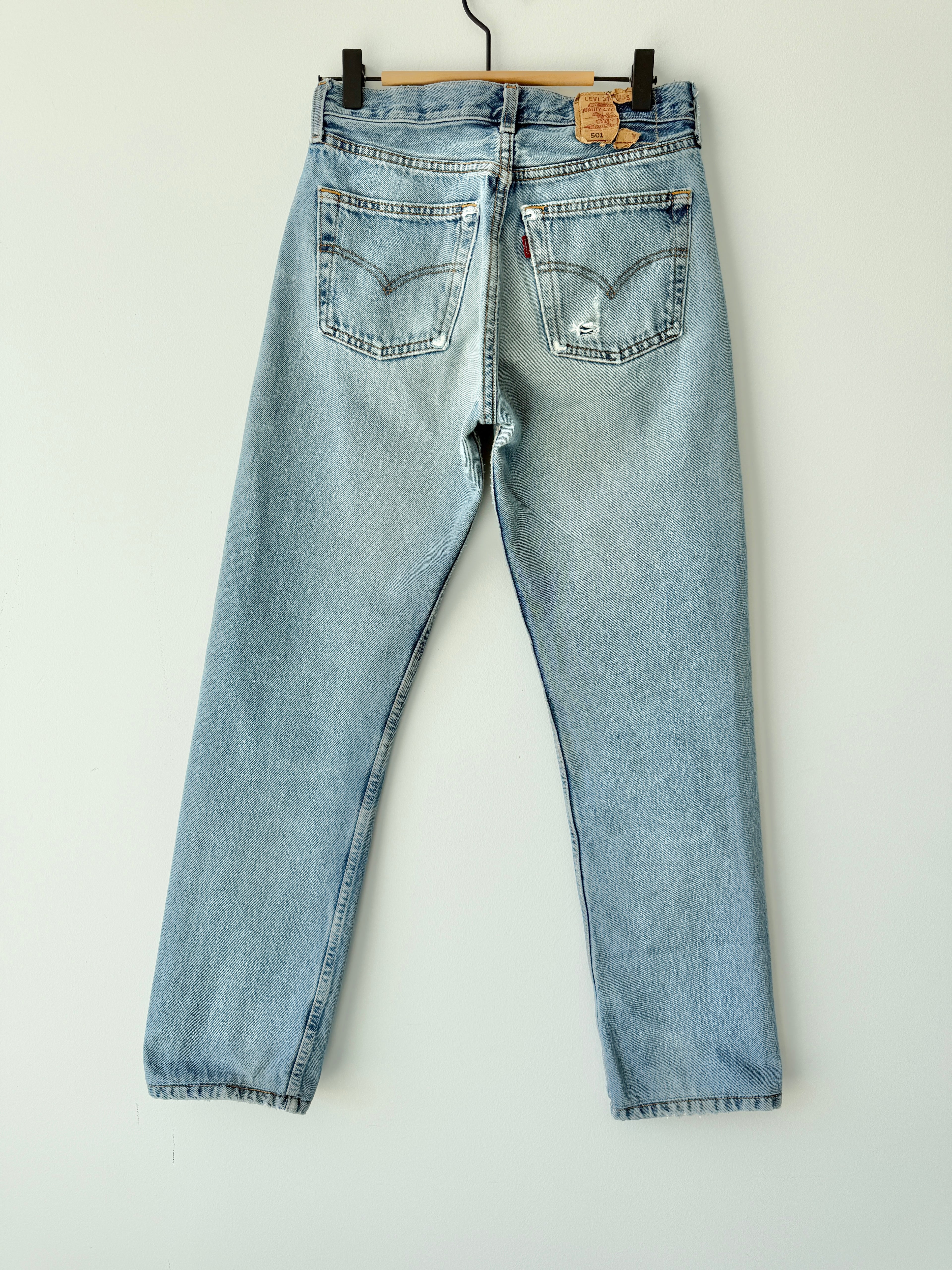 W25 L30 vintage Levis 501 25” light medium blue Levi’s 501s