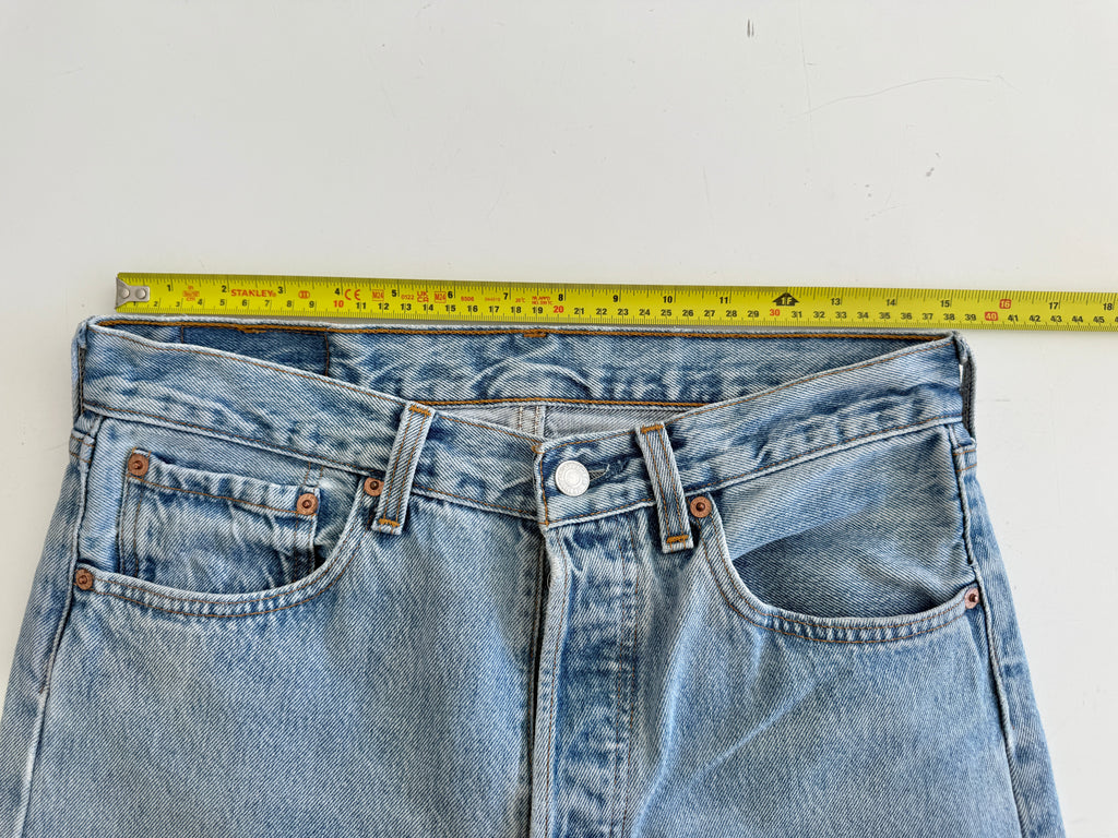 W29 L31 vintage Levis 501 29” measured waist light faded blue USA 90s 501s