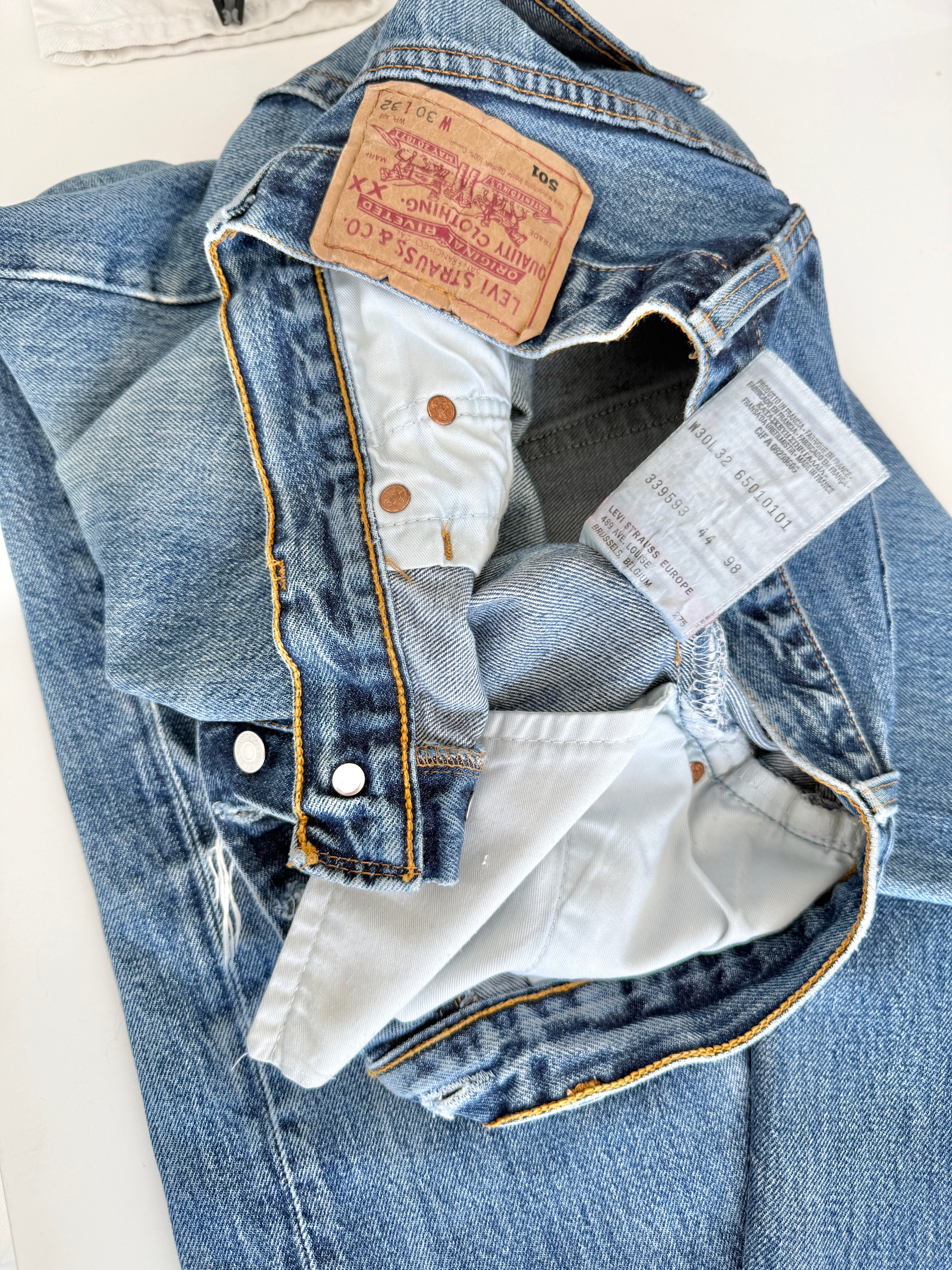 Soft W28 L31 vintage Levis 501 27/28” measured waist faded dark blue 501s 90s denim